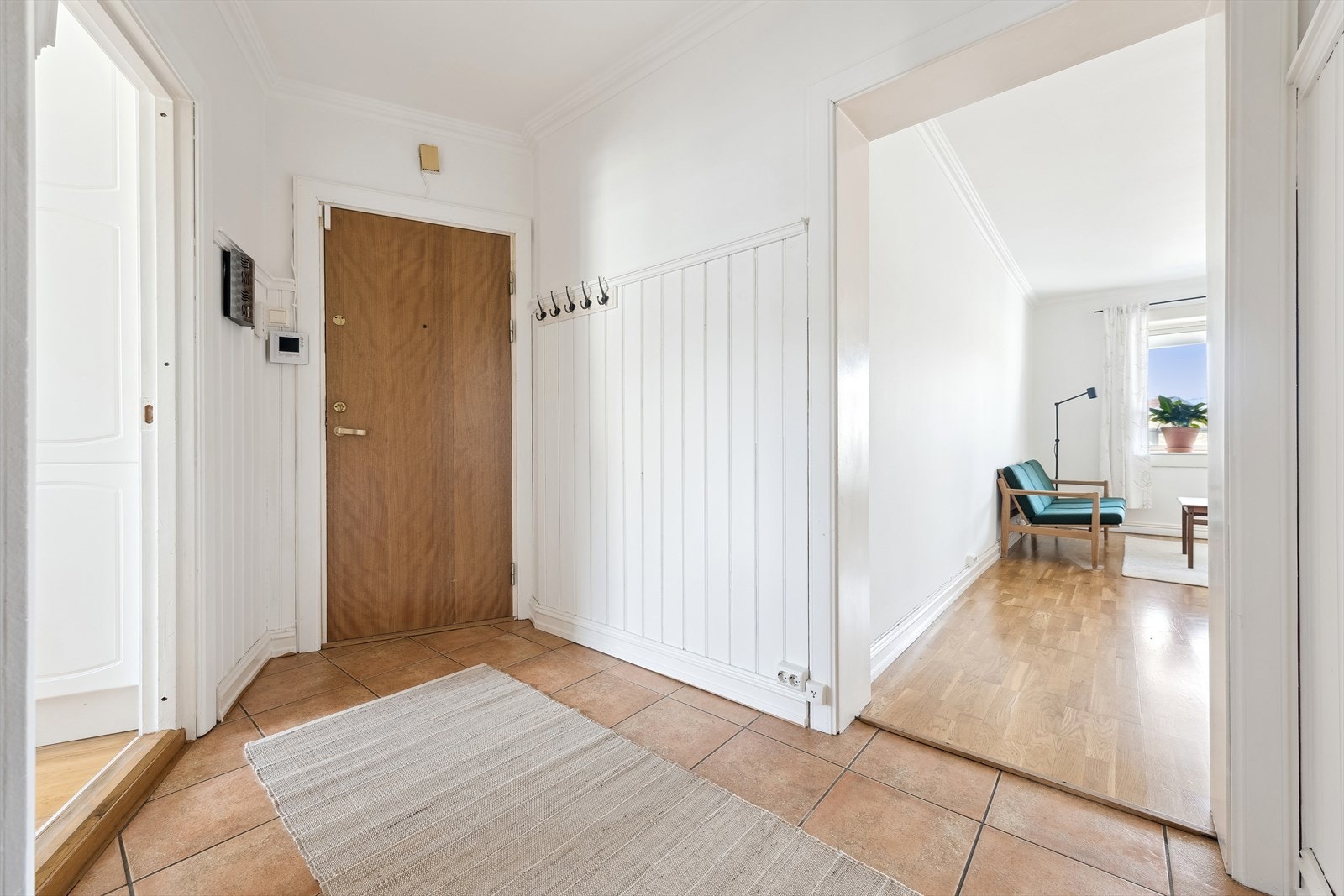 Velkommen inn! Du blir møtt ved en lys og hyggelig entré med plass til å henge fra seg yttertøyet Galleribilde