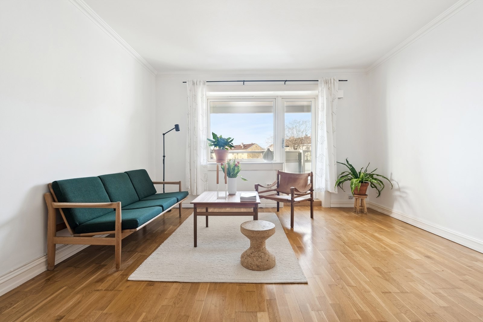 En innbydende og luftig stue med gode lysflater og en peisovn med som kommer godt med når gradene synker. Galleribilde