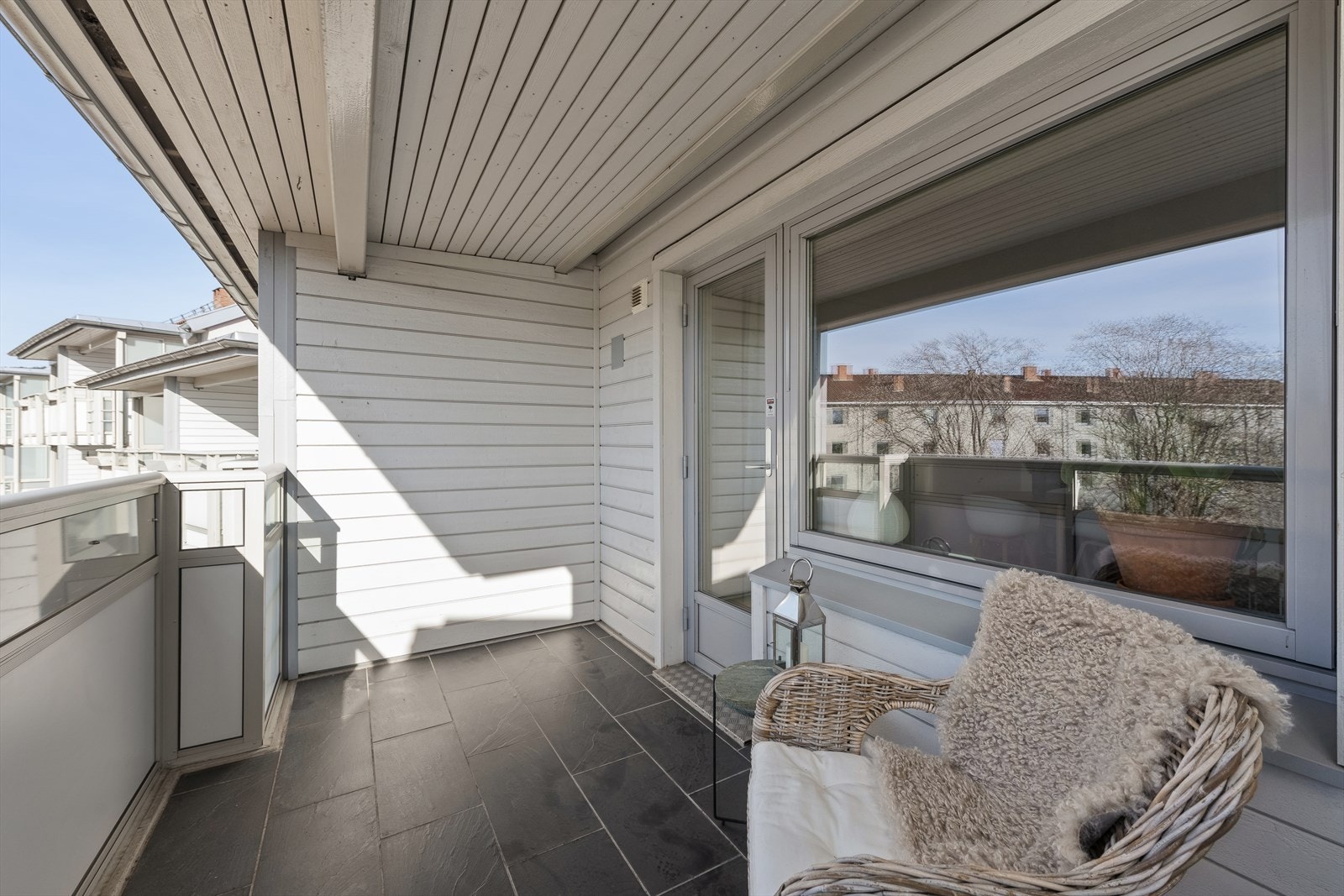 En hyggelig balkong hvor du kan nyte noe friskt i glasset Galleribilde