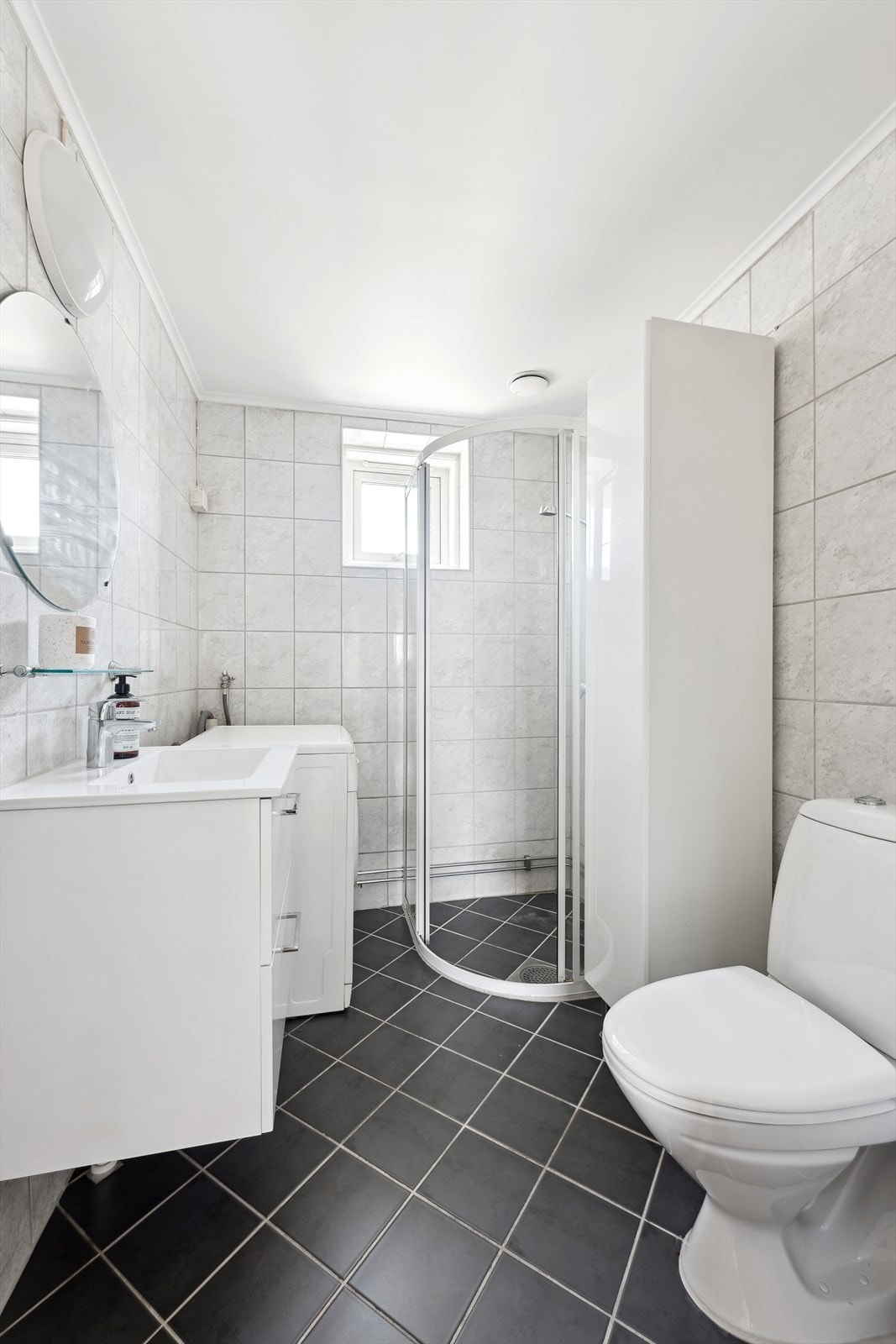 Fra entréen har man adkomst til baderommet. Det ble totalrenovert i regi av borettslaget i 2004 med bl.a. varmekabler i gulv. Galleribilde