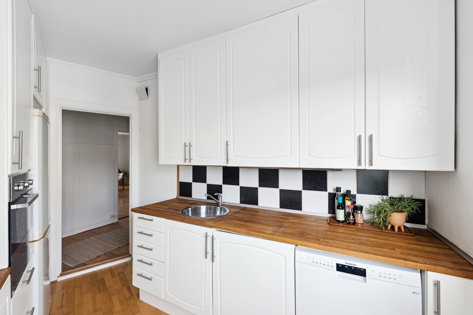 Hvitevarer på kjøkkenet medfølger ved salg. Galleribilde