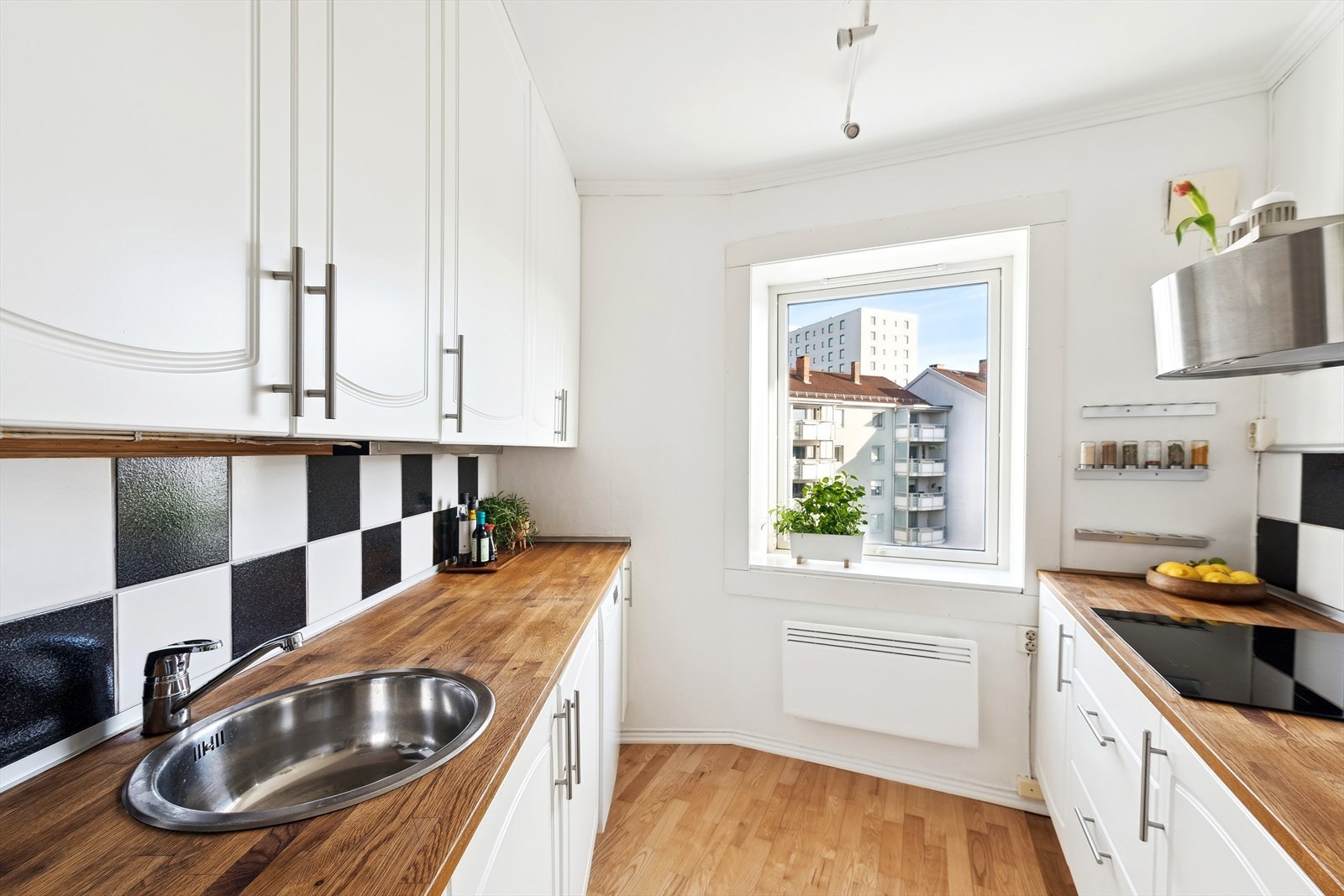 Kjøkkenet har praktisk innredning med profilerte fronter og en solid benkeplate i heltre. Det er godt utstyrt med oppvaskmaskin, komfyr og platetopp, som gjør matlagingen enkel og effektiv. Galleribilde