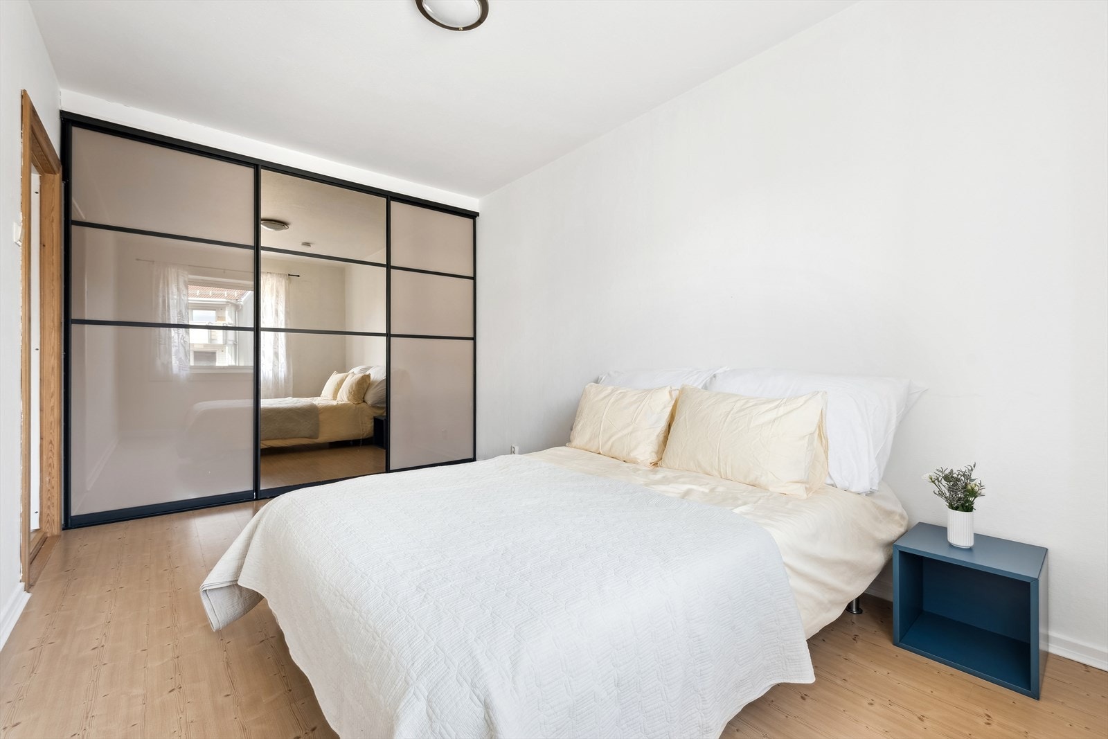 Her er det god plass til dobbeltseng med tilhørende møblement. Her får du også skyvedørsgarderobe med god plass til oppbevaring. Galleribilde