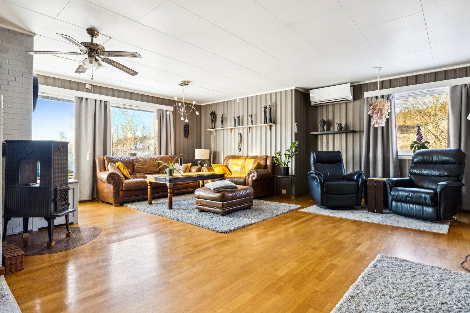 Boligen varmes opp med vedfyring og varmepumpe(2014). Galleribilde