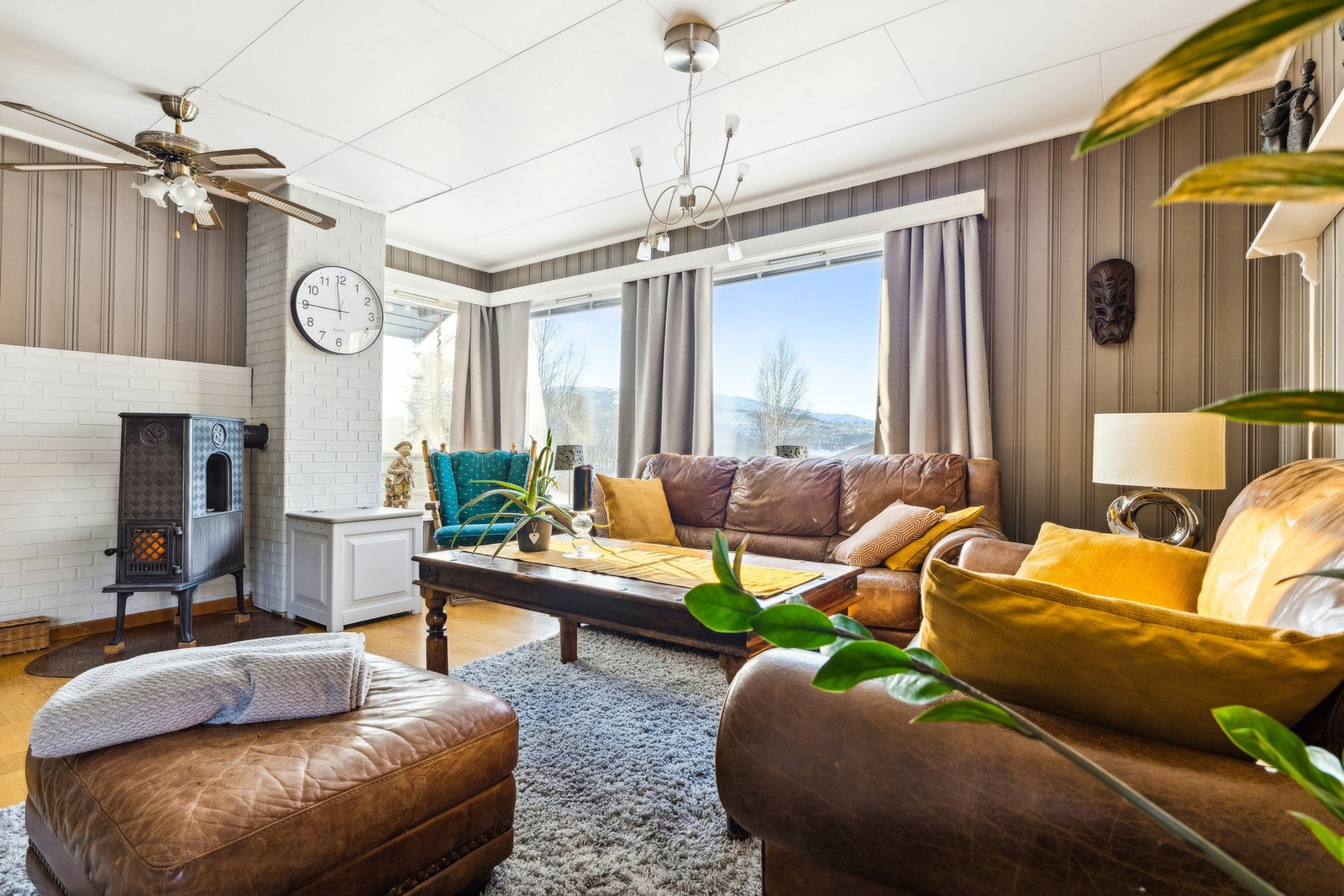 Fra sofakroken har du utsikt mot flott natur i nærområdet. Galleribilde