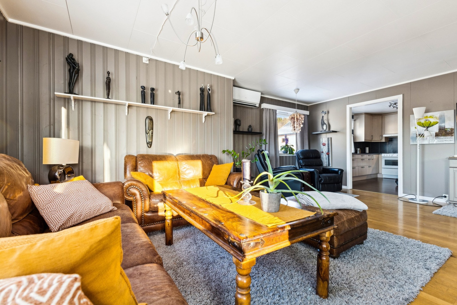 Koselig stue med flere møbleringsmuligheter. Galleribilde