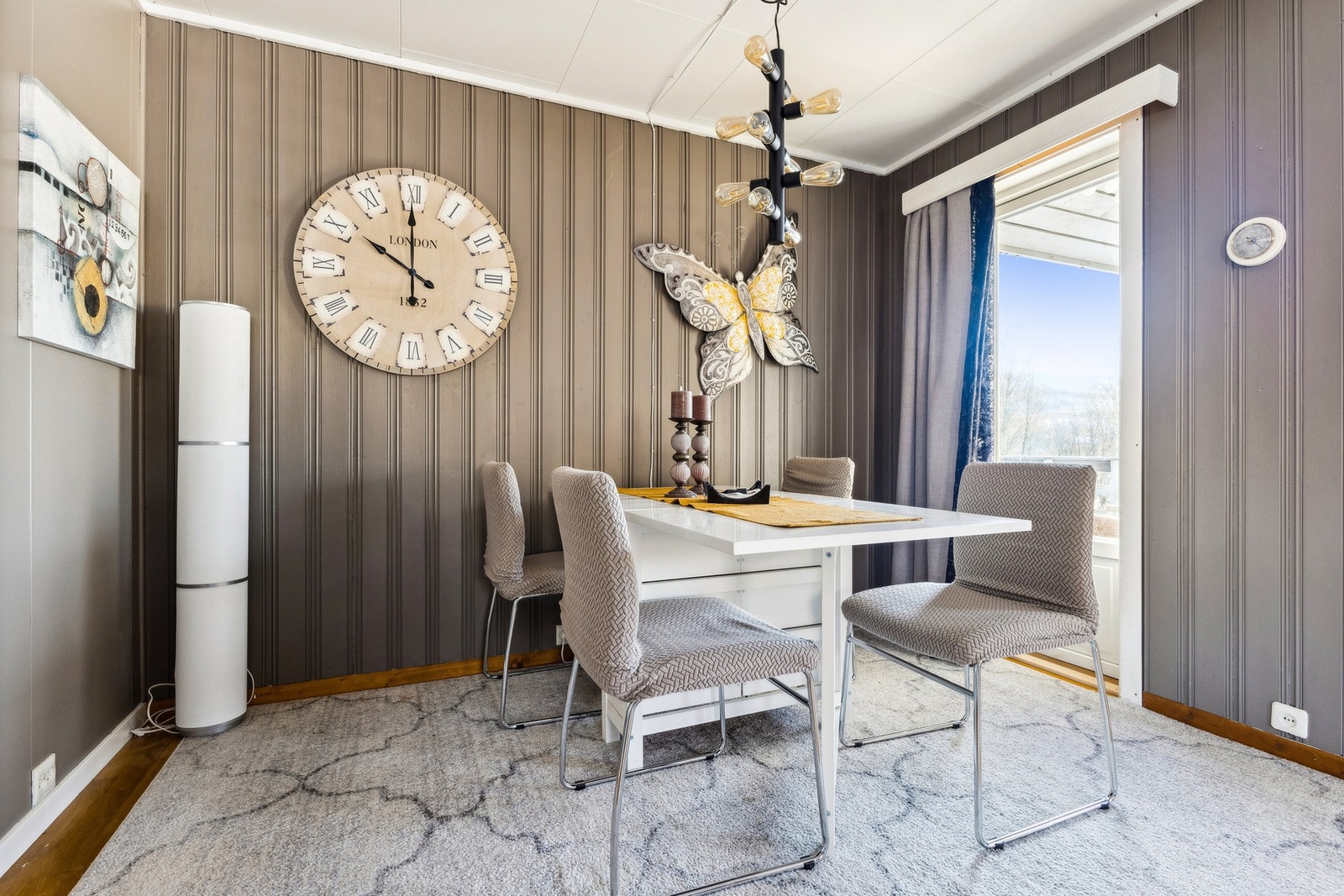 Koselig spisestue med adgang til terrasse. Galleribilde