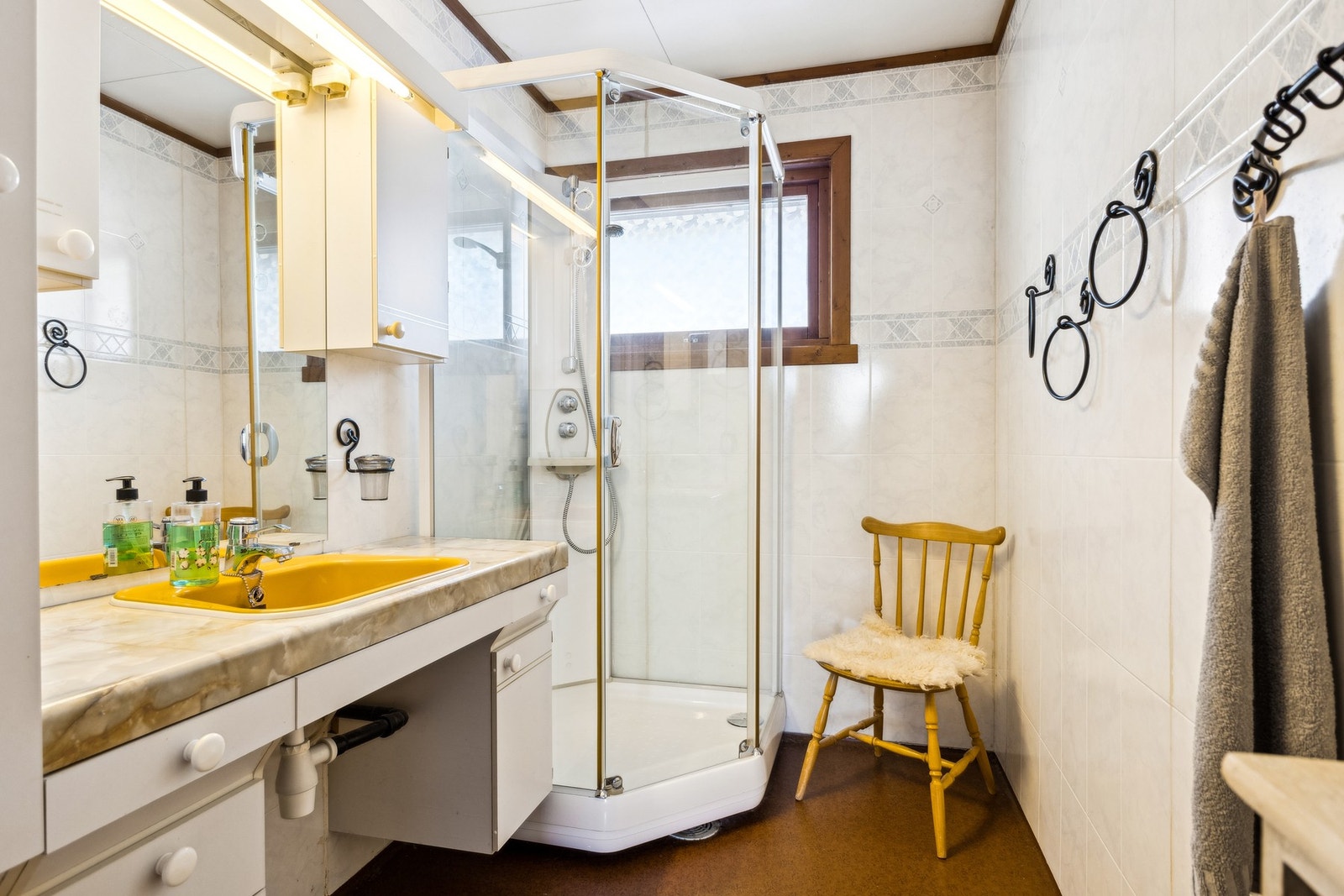 Bad med baderomsplater, servant, benkeplate og dusjkabinett fra 2001. Galleribilde