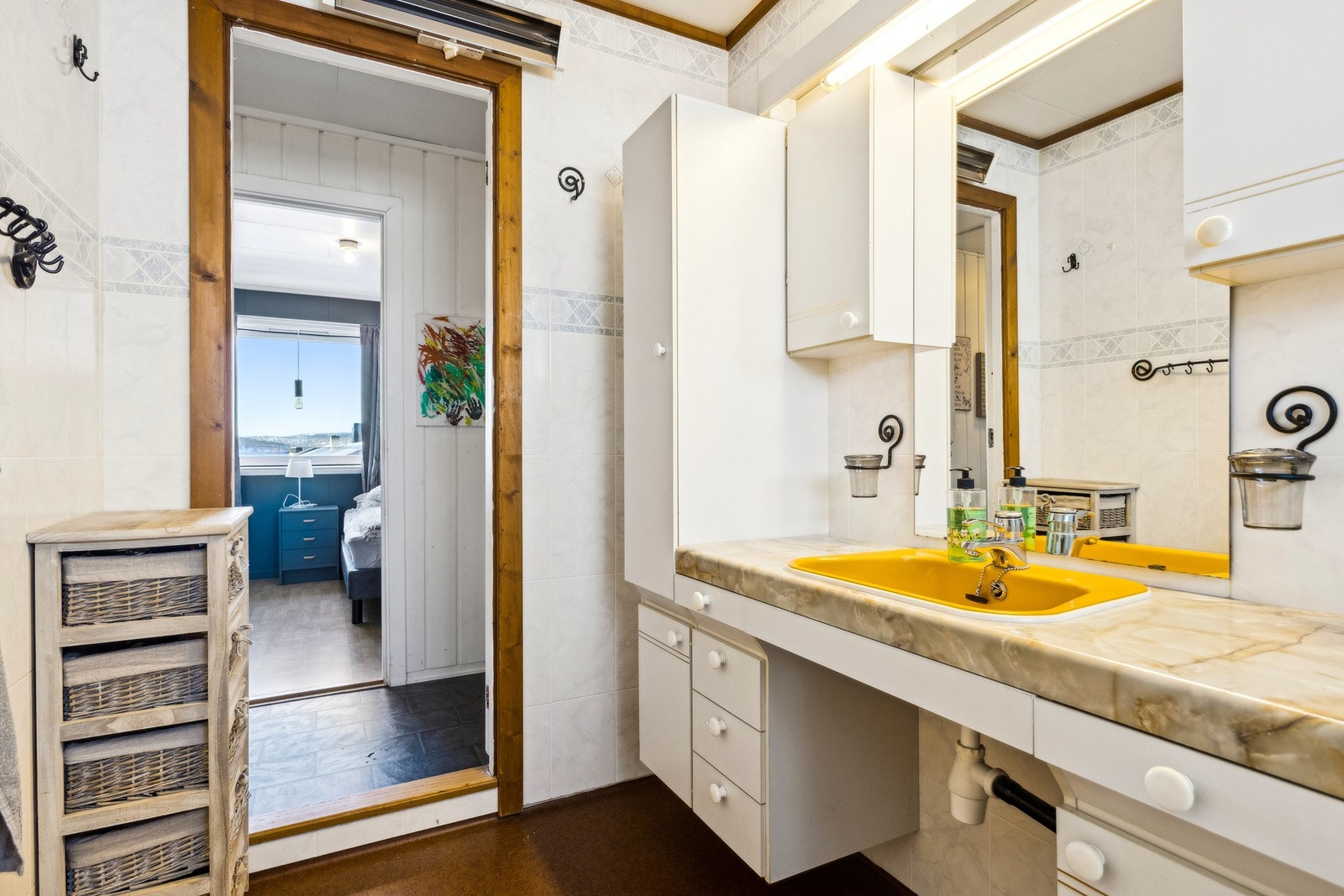 Badet varmes opp med stråleovn montert over dør. Galleribilde