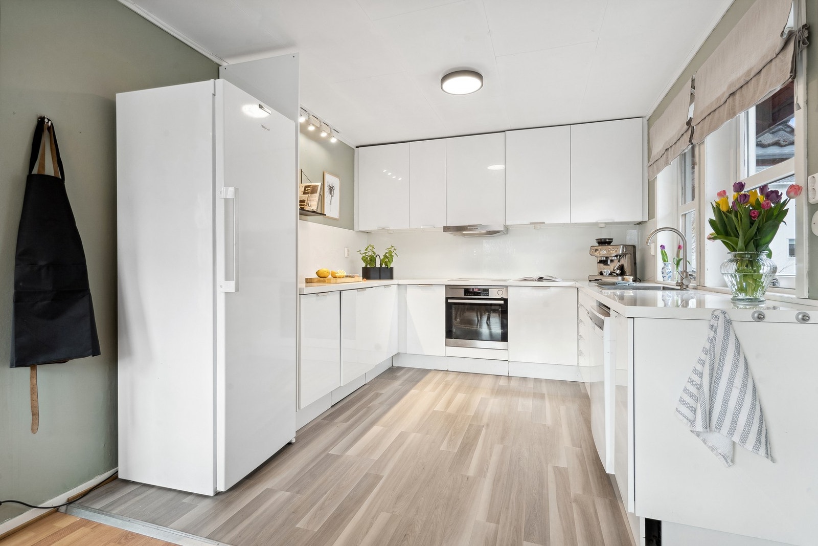 Ikea-kjøkkeninnredning med integrete hvitevarer som; platetopp og komfyr (AEG fra 2024). Galleribilde