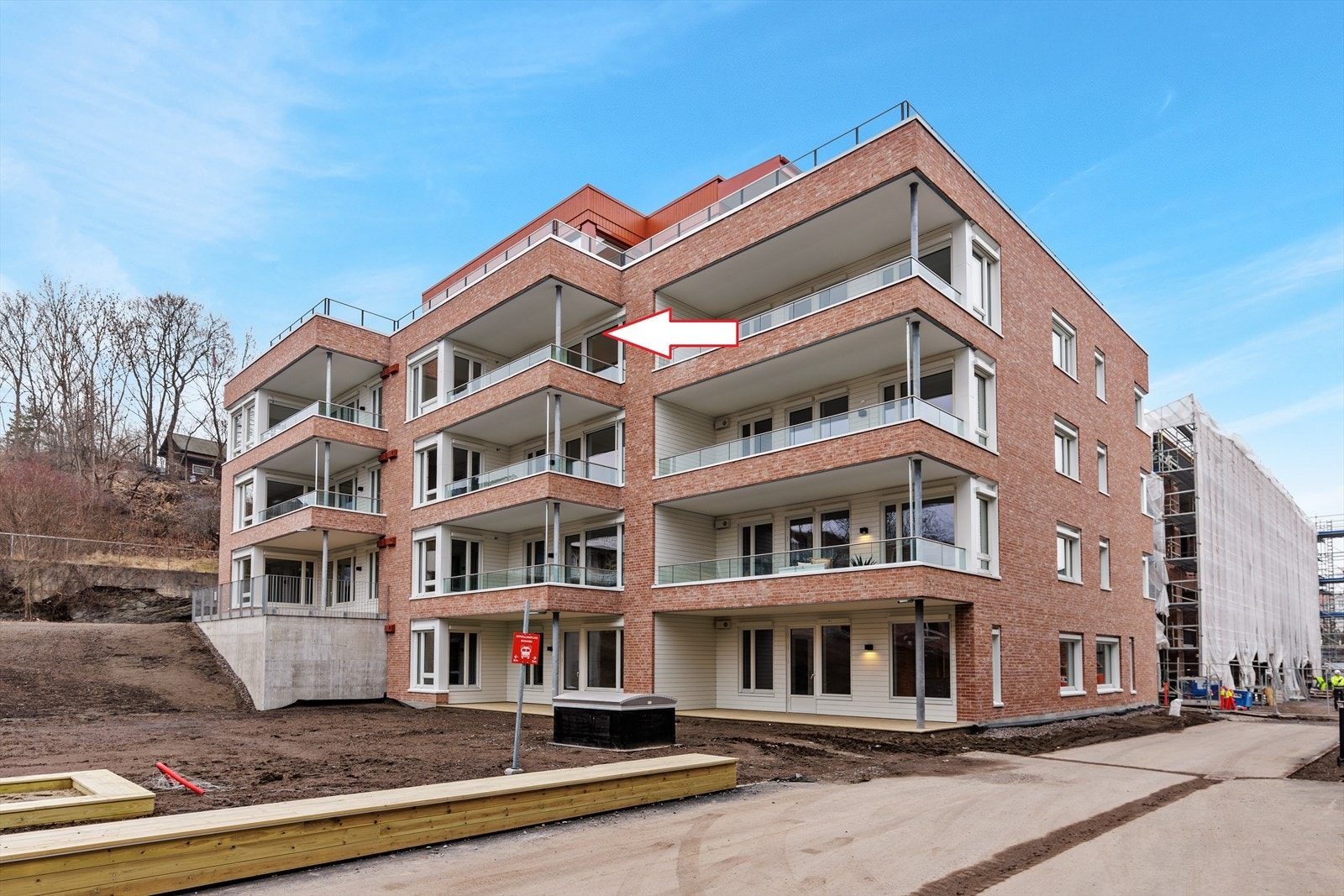 Ny leilighetsblokk med moderne arkitektur. Galleribilde