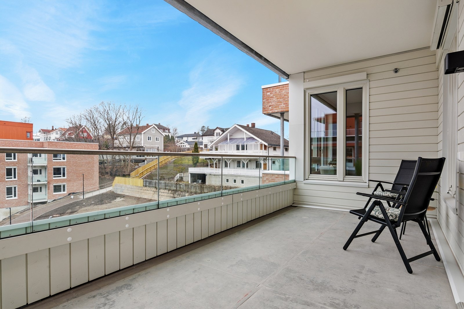 Stor solrik terrasse på 12 kvm med plass til utemøbler. Galleribilde