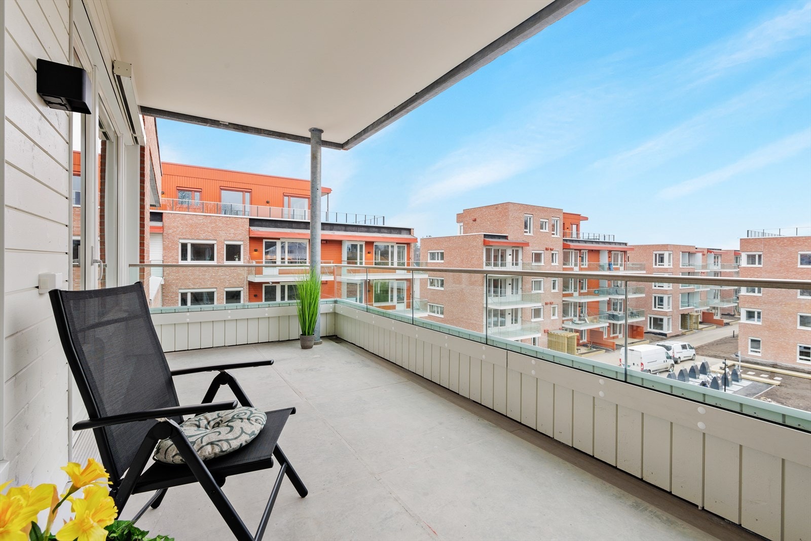 Romslig balkong med glassrekkverk. Galleribilde