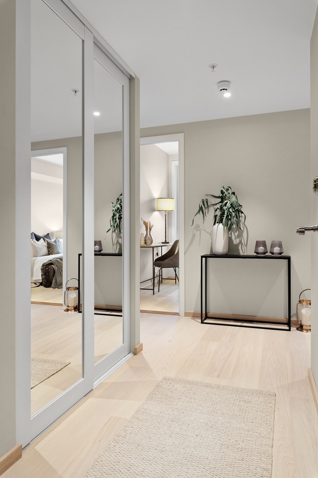Velkommen inn i en lys og innbydende gang. Galleribilde