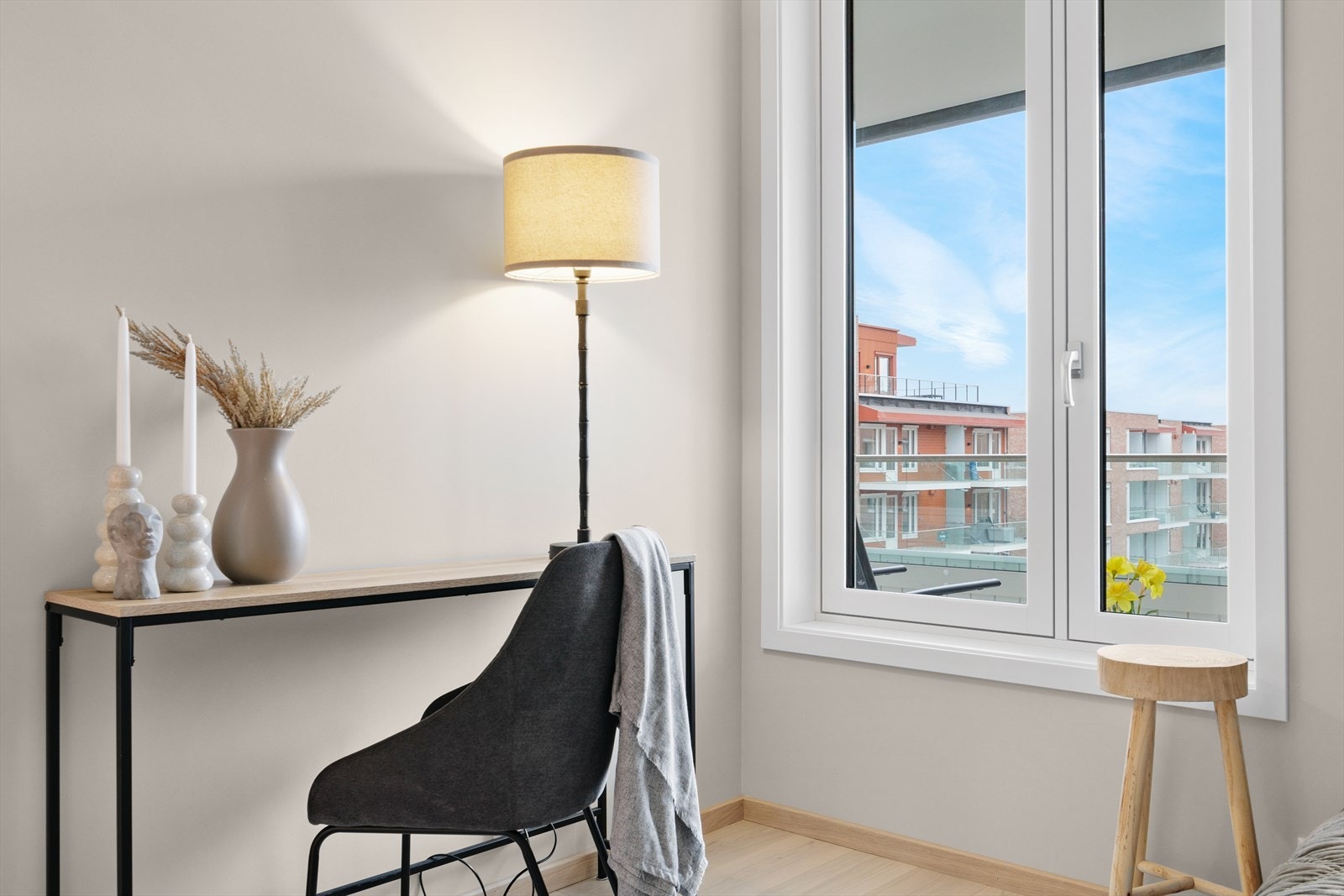 Praktisk arbeidsplass med naturlig lys. Galleribilde