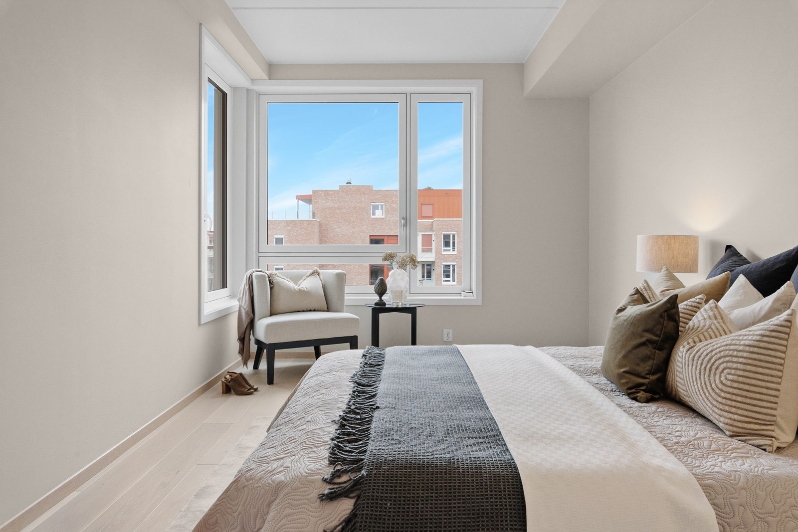 Komfortabelt soverom med plass til dobbeltseng. Galleribilde