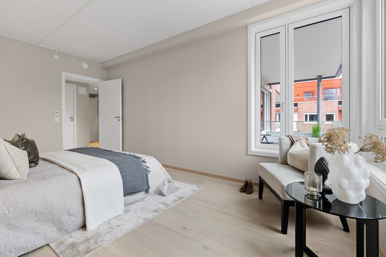 Hovedsoverom med store vinduer og lys atmosfære. Galleribilde