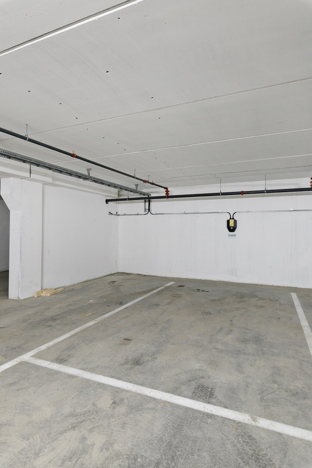 Parkeringsplass i fellesgarasje med god plass på hver side. Galleribilde
