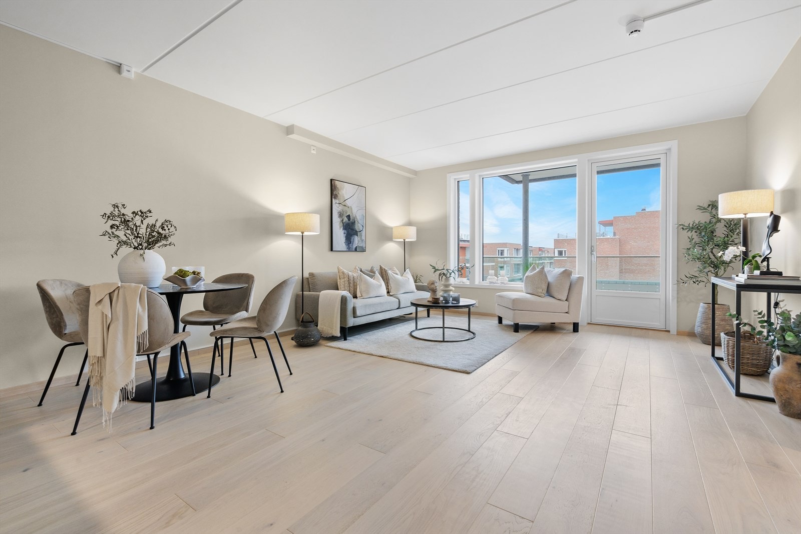 Romslig stue med plass til både sofagruppe og spisebord. Galleribilde