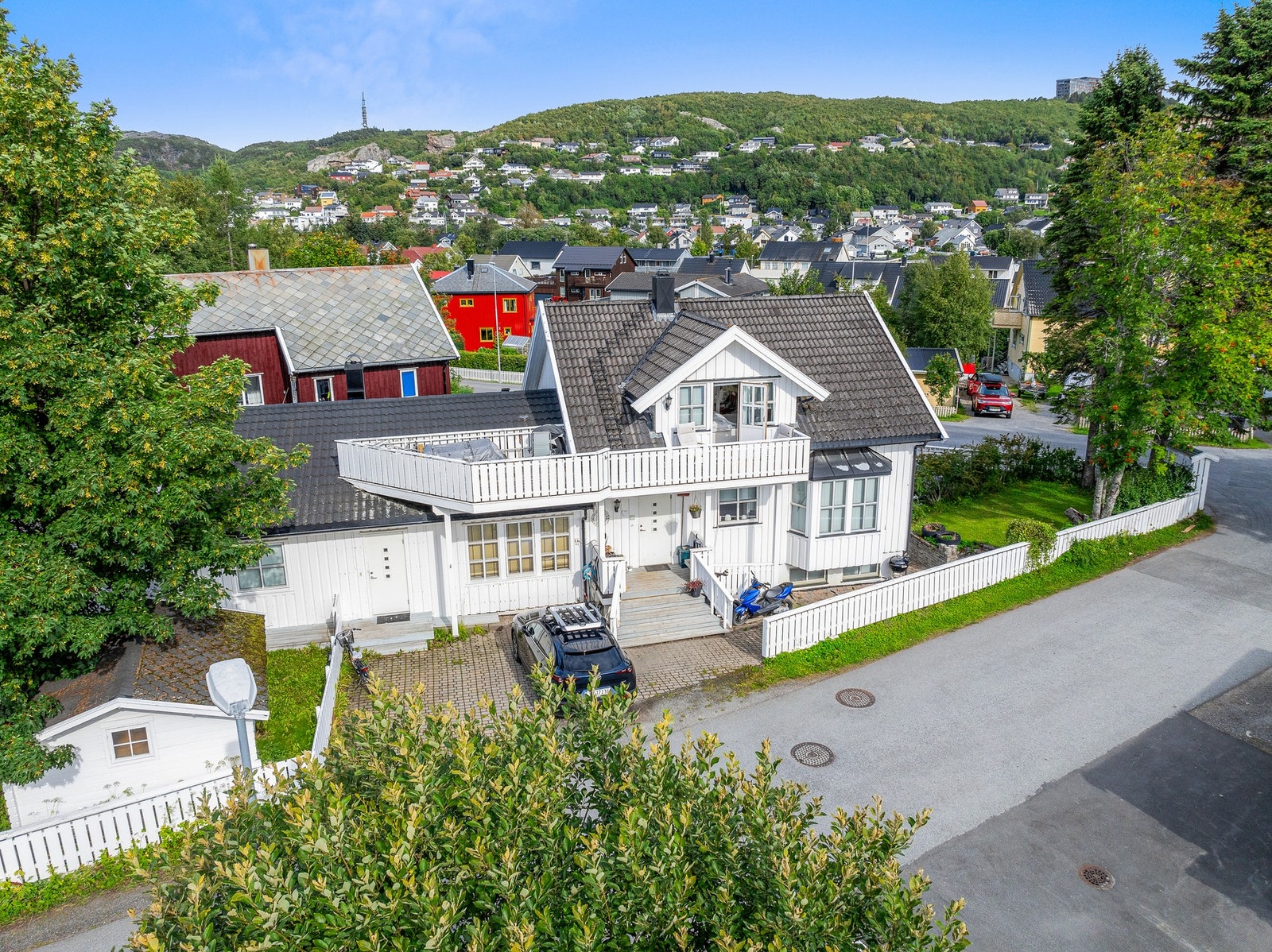 Boligen ligger i et rolig nabolag kun 3 km fra Bodø sentrum. Galleribilde