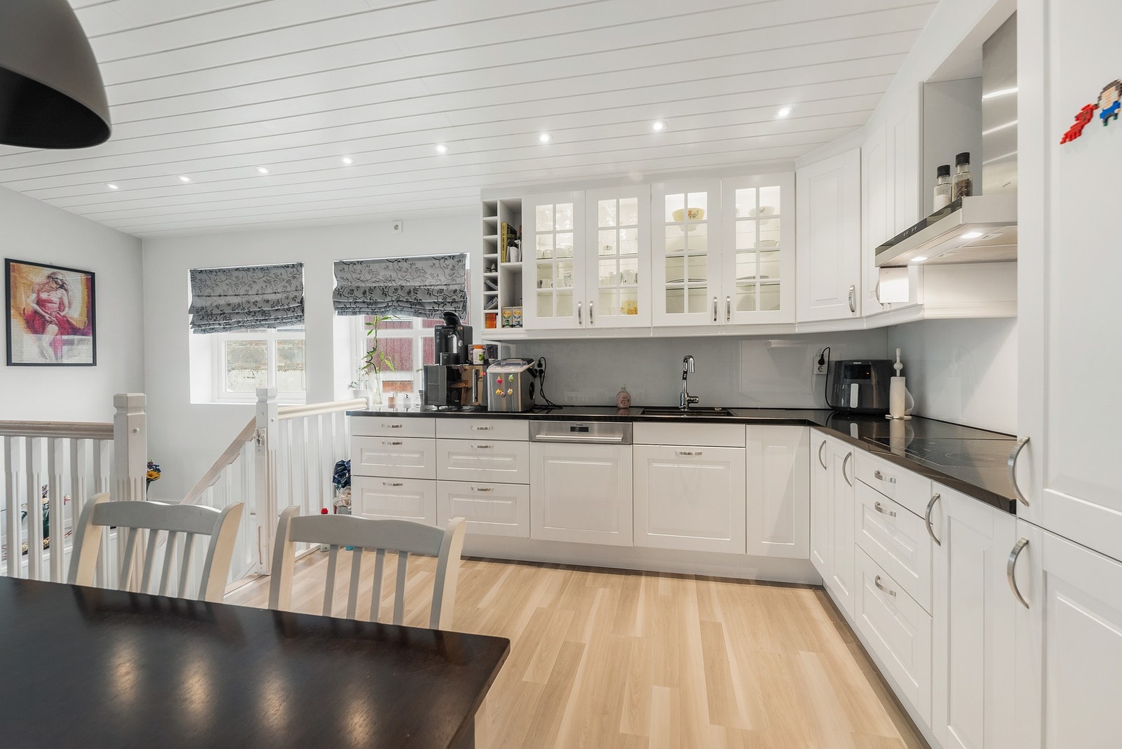 Det er integrert stekeovn, platetopp, oppvaskmaskin, kjøleskap og fryser. Galleribilde