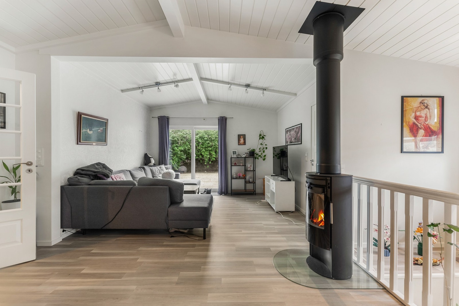 Det er montert vedovn for hyggelig oppvarming. Galleribilde