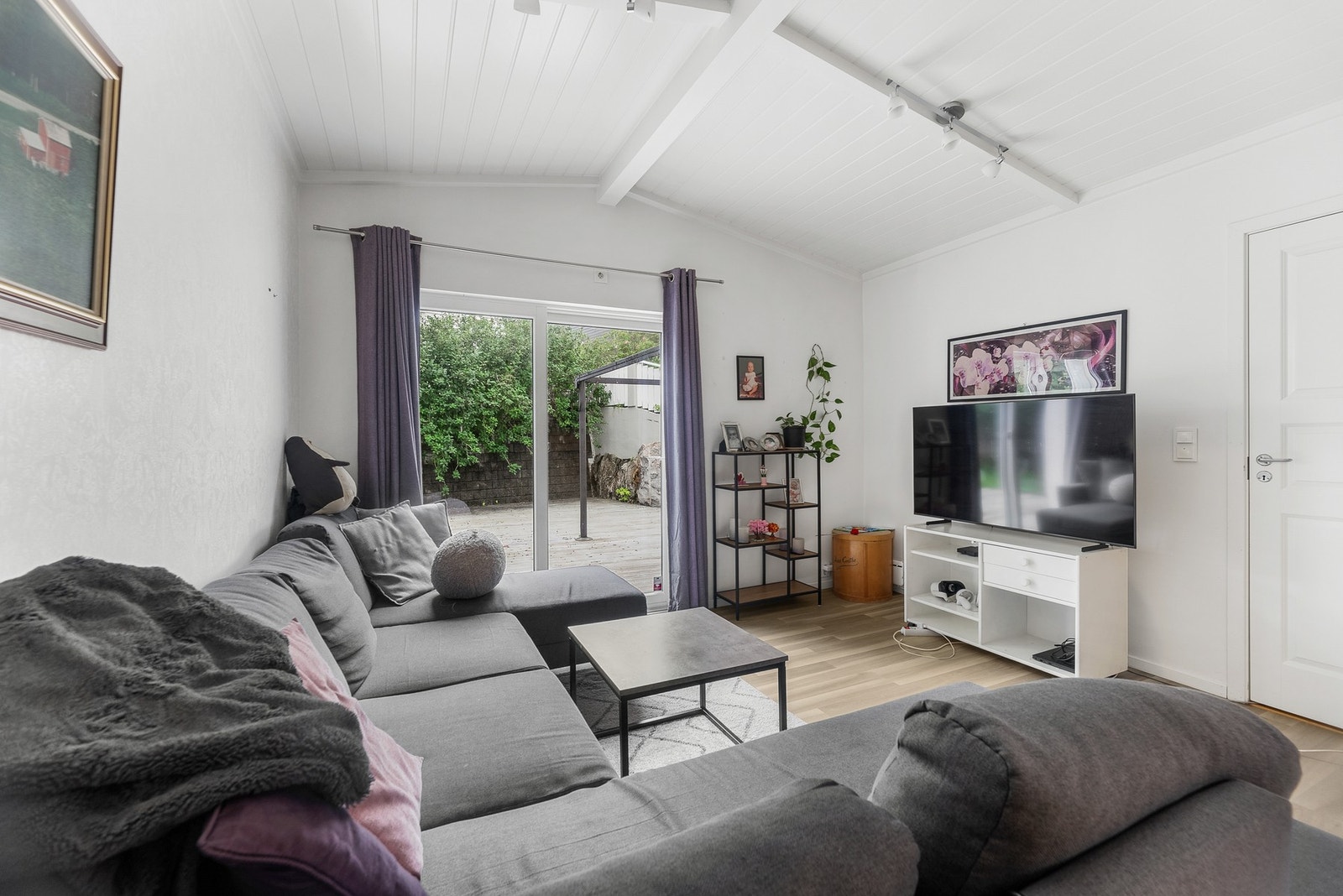 Stuen har en naturlig plass til en sofagruppe og TV med tilhørende møblement. Galleribilde