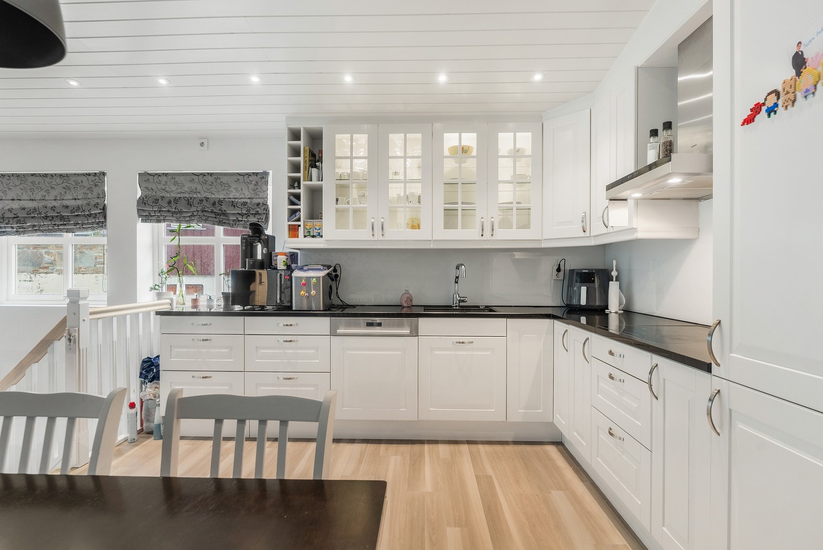 Den praktiske utformingen sørger for rikelig med oppbevaringsplass i skuffer og skap. Galleribilde