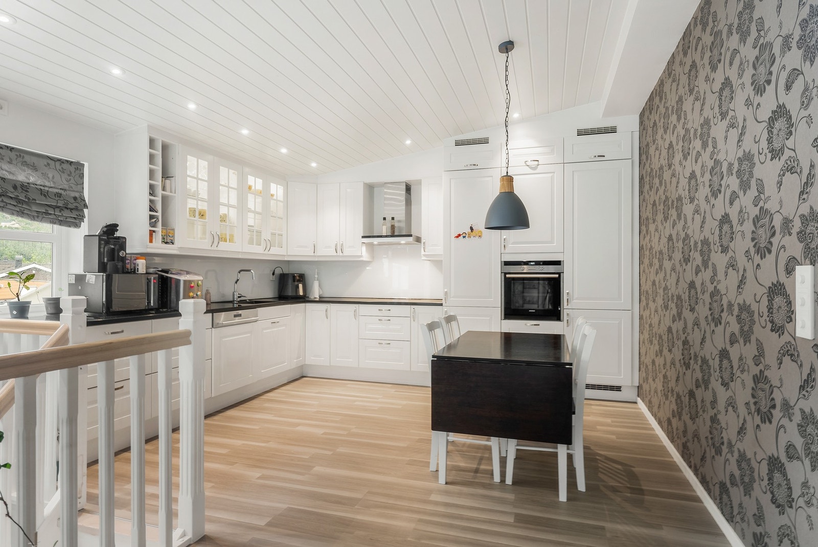 Det er god plass til et spisebord med tilhørende stoler. Galleribilde