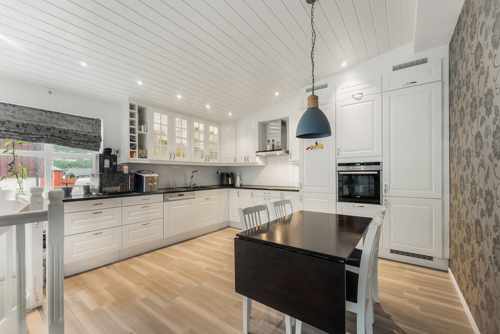 Innredningen har profilerte fronter og benkeplate av stein. Galleribilde