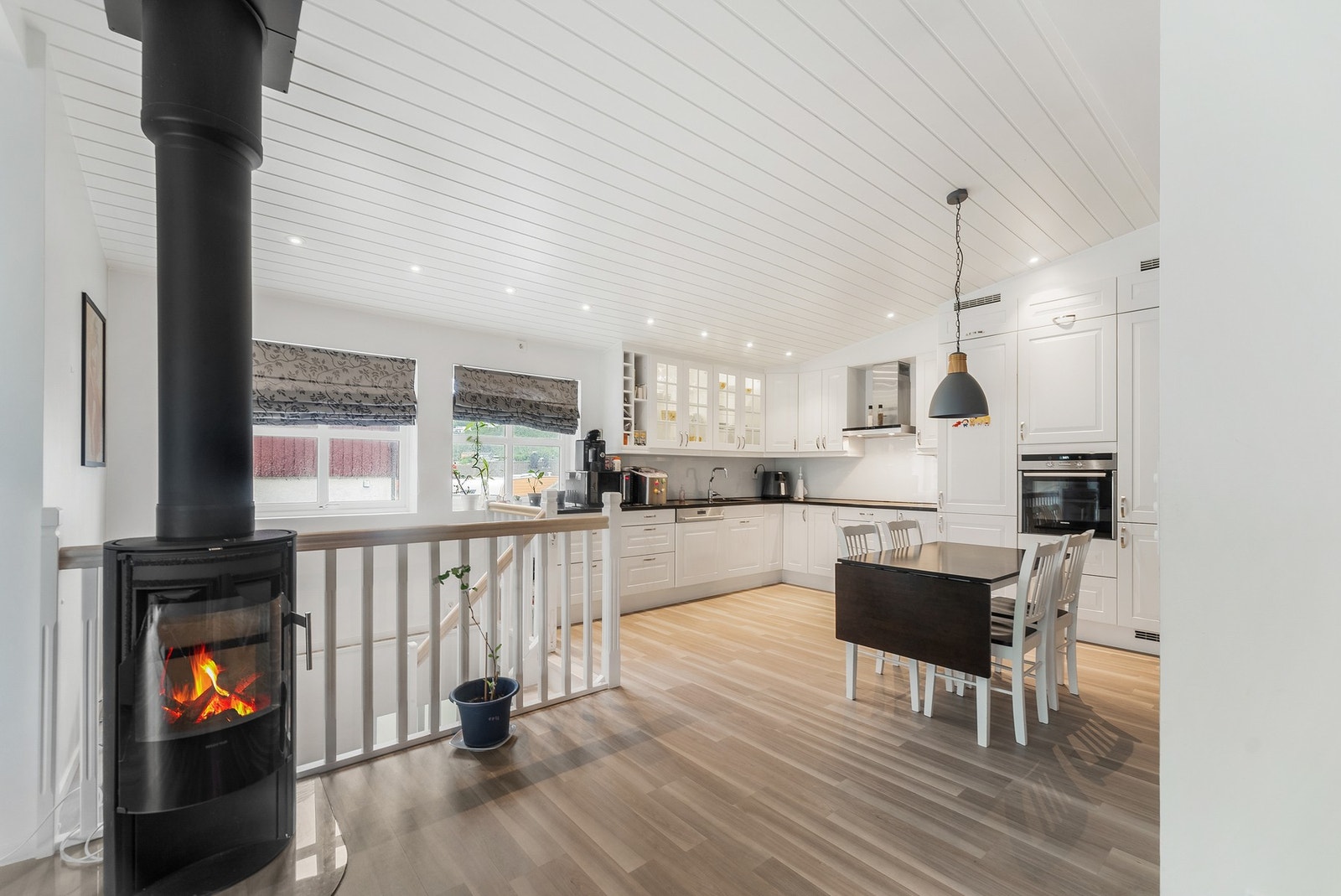 Åpen kjøkkenløsning med kjøkkeninnredning fra Sigdal. Galleribilde