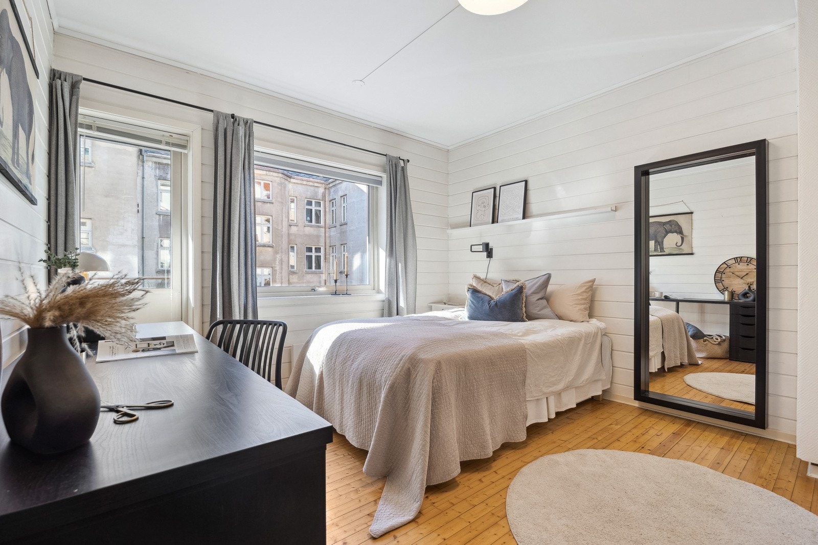 Romslig hovedsoverom malt i moderne farger med store vindusflater som gir rikelig med naturlig lys. Galleribilde