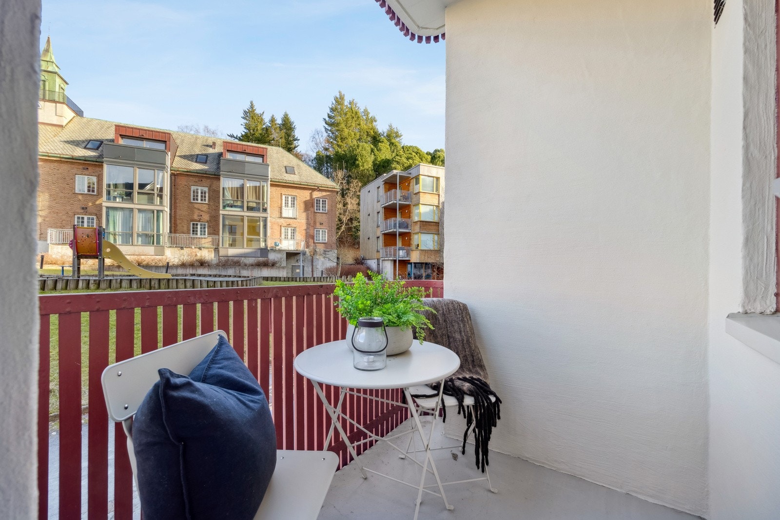 Her kan man nyte fine omgivelser med utsikt mot nærliggende bolig- og naturområder. Galleribilde