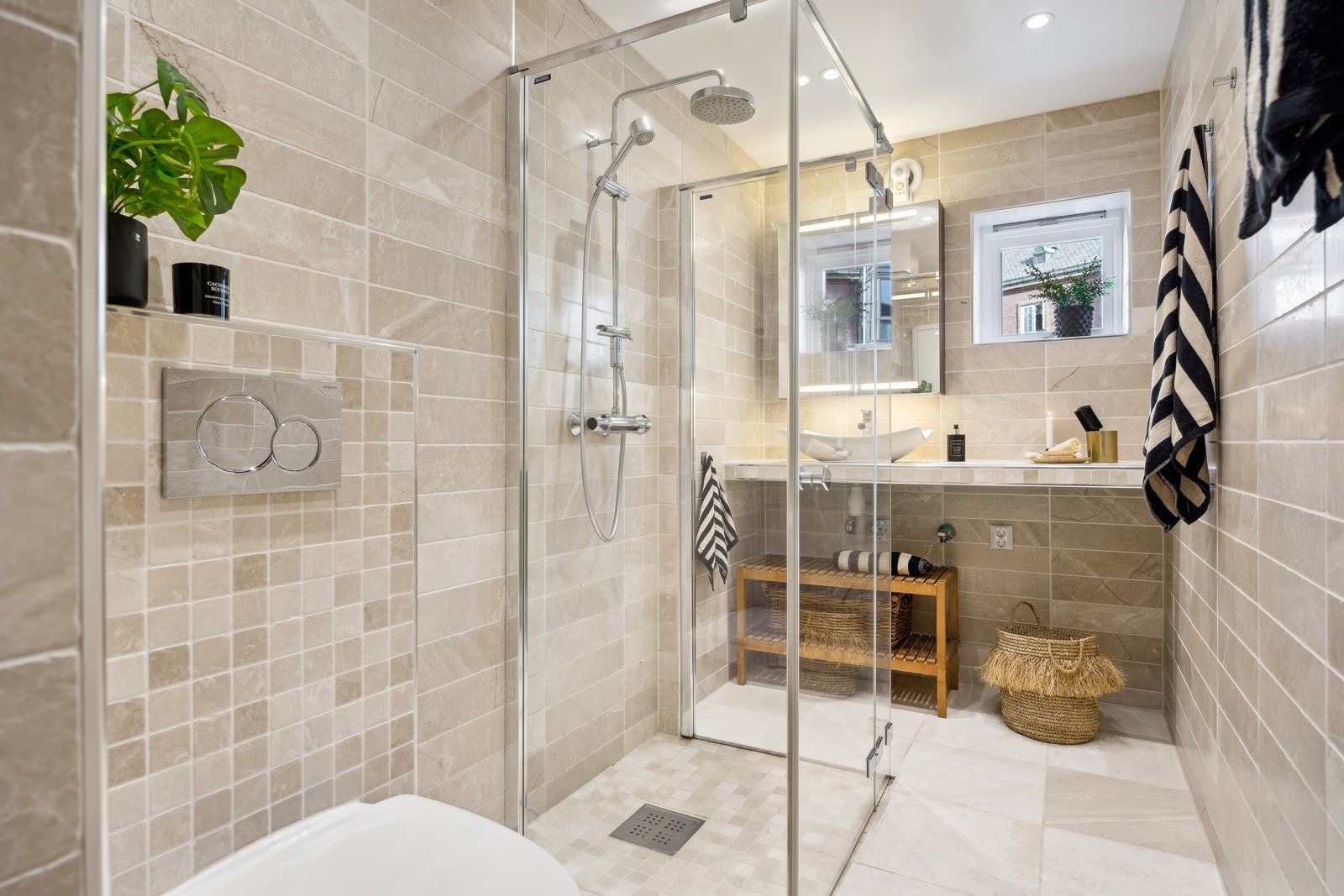 Stilrent, flislagt baderom med gulvvarme for en behagelig temperatur året rundt. Galleribilde