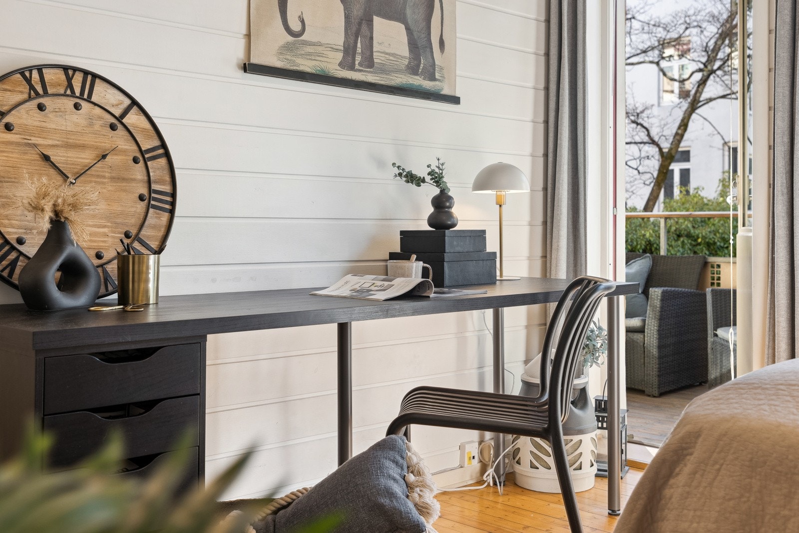 Fra soverommet er det utgang til leilighetens andre balkong. Galleribilde