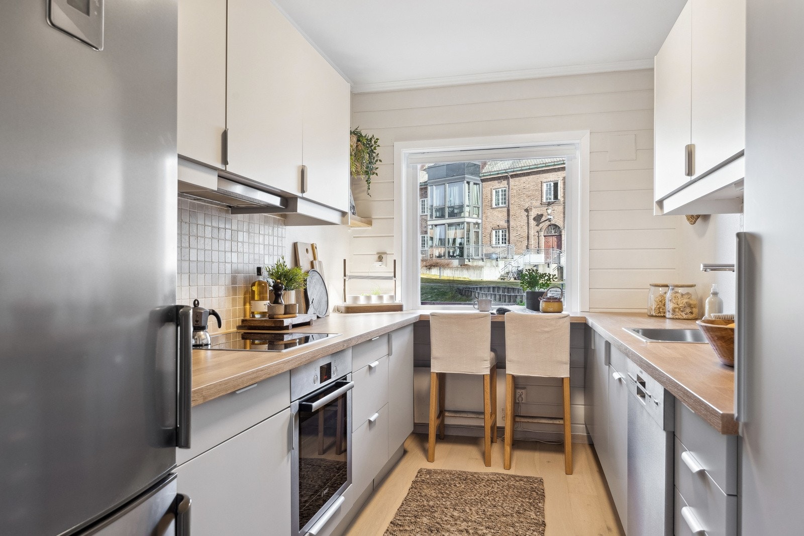 Vindusflaten på kjøkkenet gjør at rommet oppleves lyst og luftig. Galleribilde