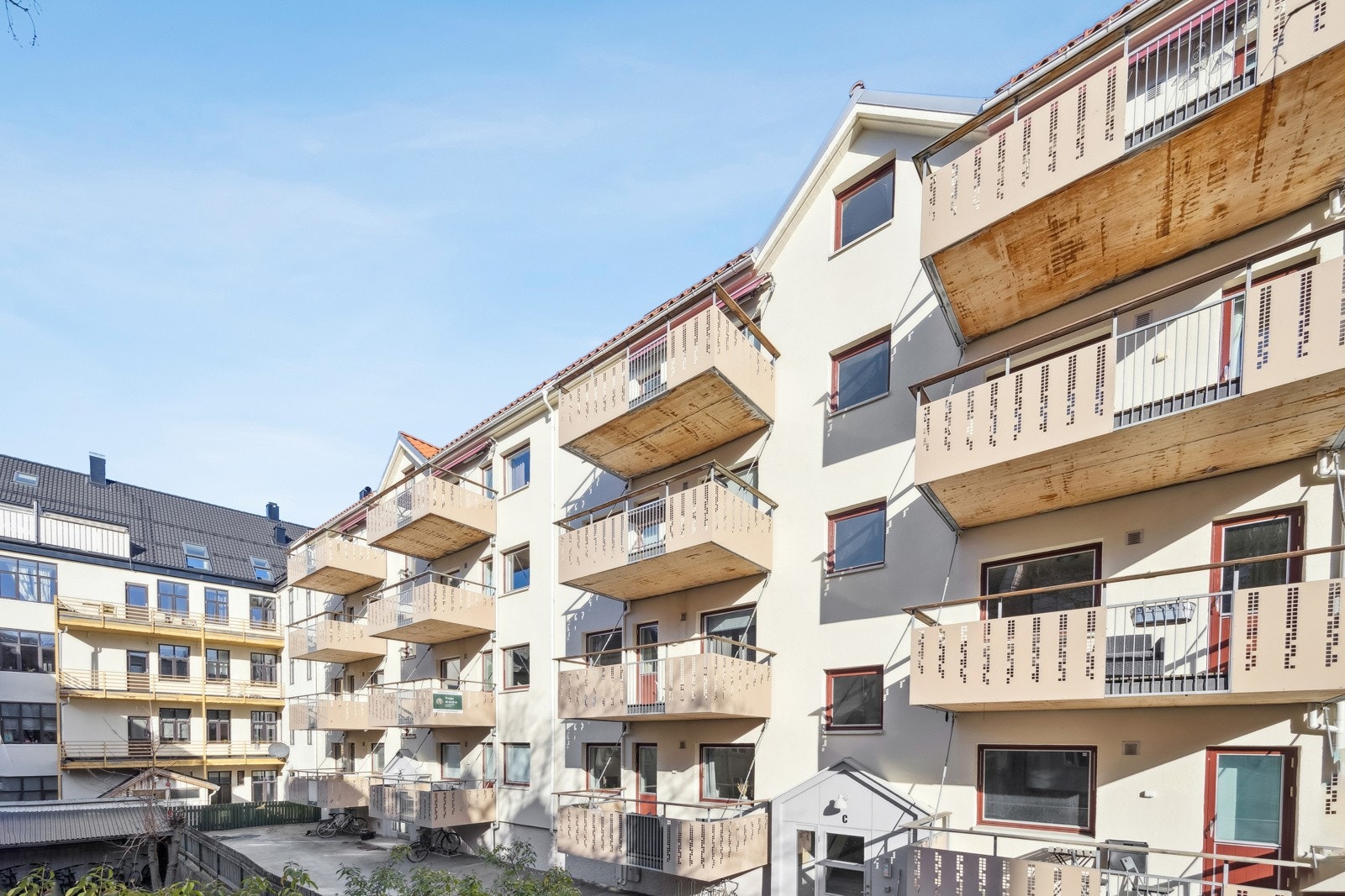 Leiligheten har en svært sentral beliggenhet, kun en kort gåtur fra Trondheim sentrum og alle nødvendige fasiliteter. Den høye 1. etasjen gir skjermet innsyn og privatliv. Galleribilde