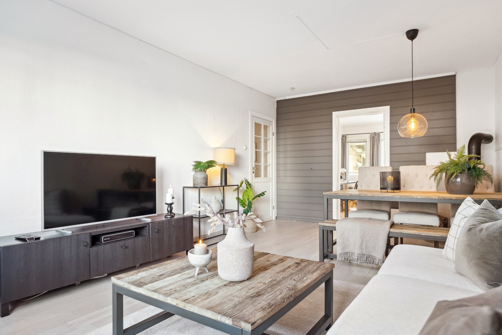 Stuen byr på god møbleringsfrihet med en gulvflate på ca. 20 kvm. Her er det plass til sofakrok og ønskelig møblement. Galleribilde