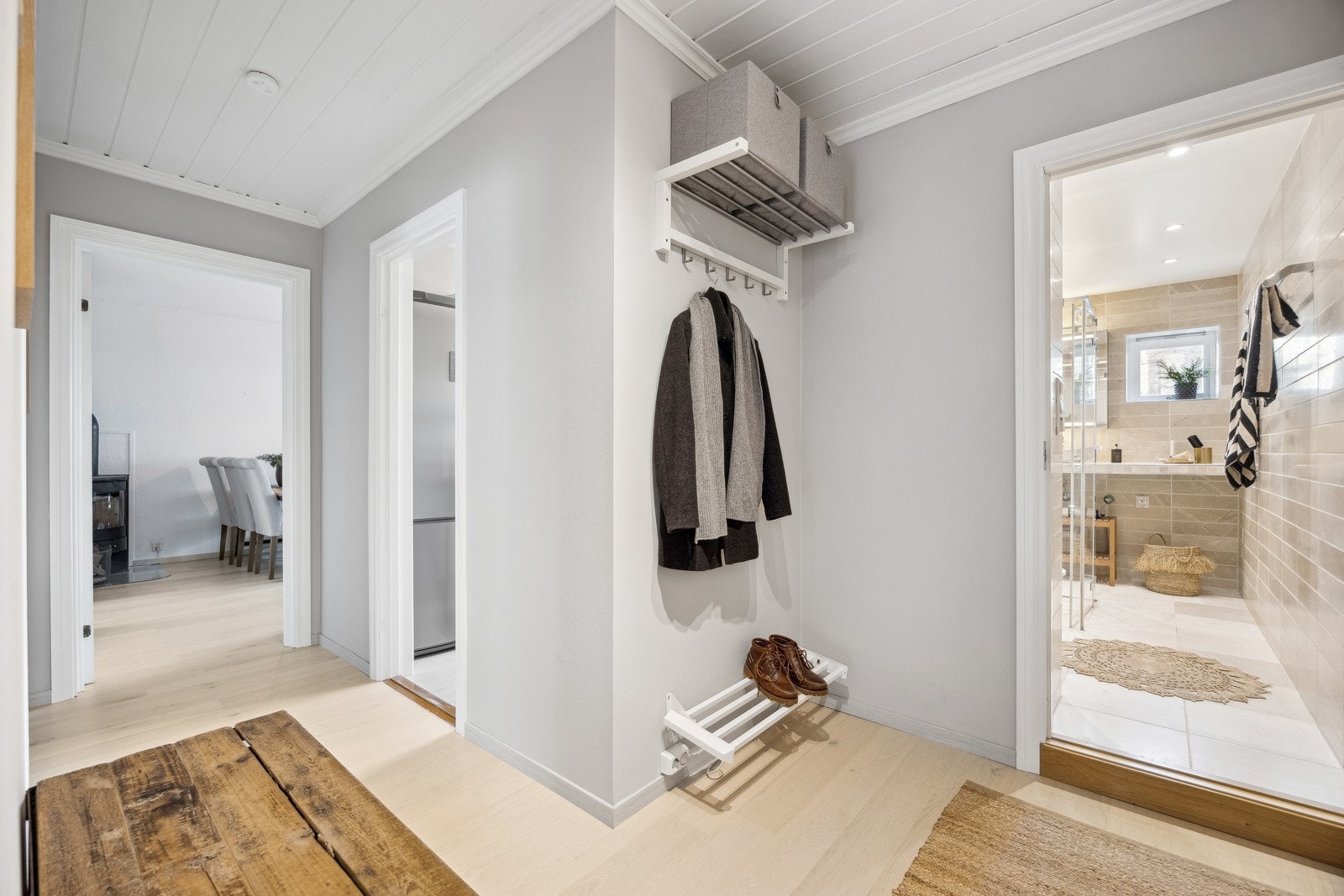 Flott og romslig entrè malt i tidløse farger. Galleribilde