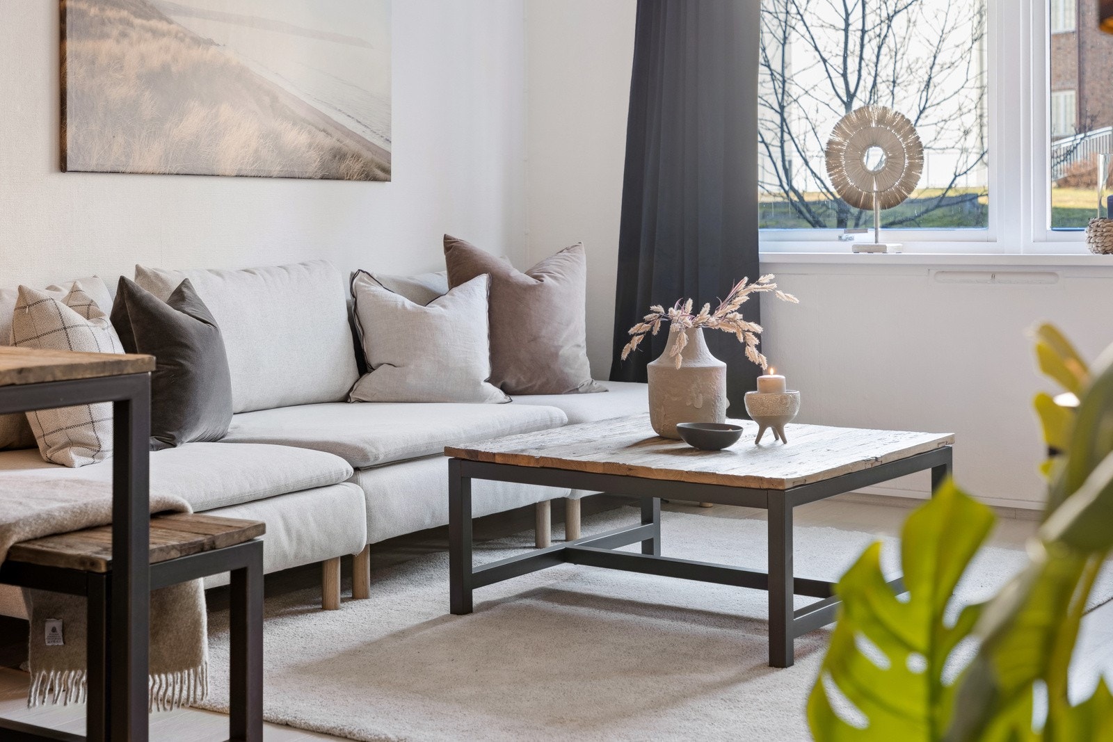 De store vindusflatene gir godt med naturlig lys. Galleribilde