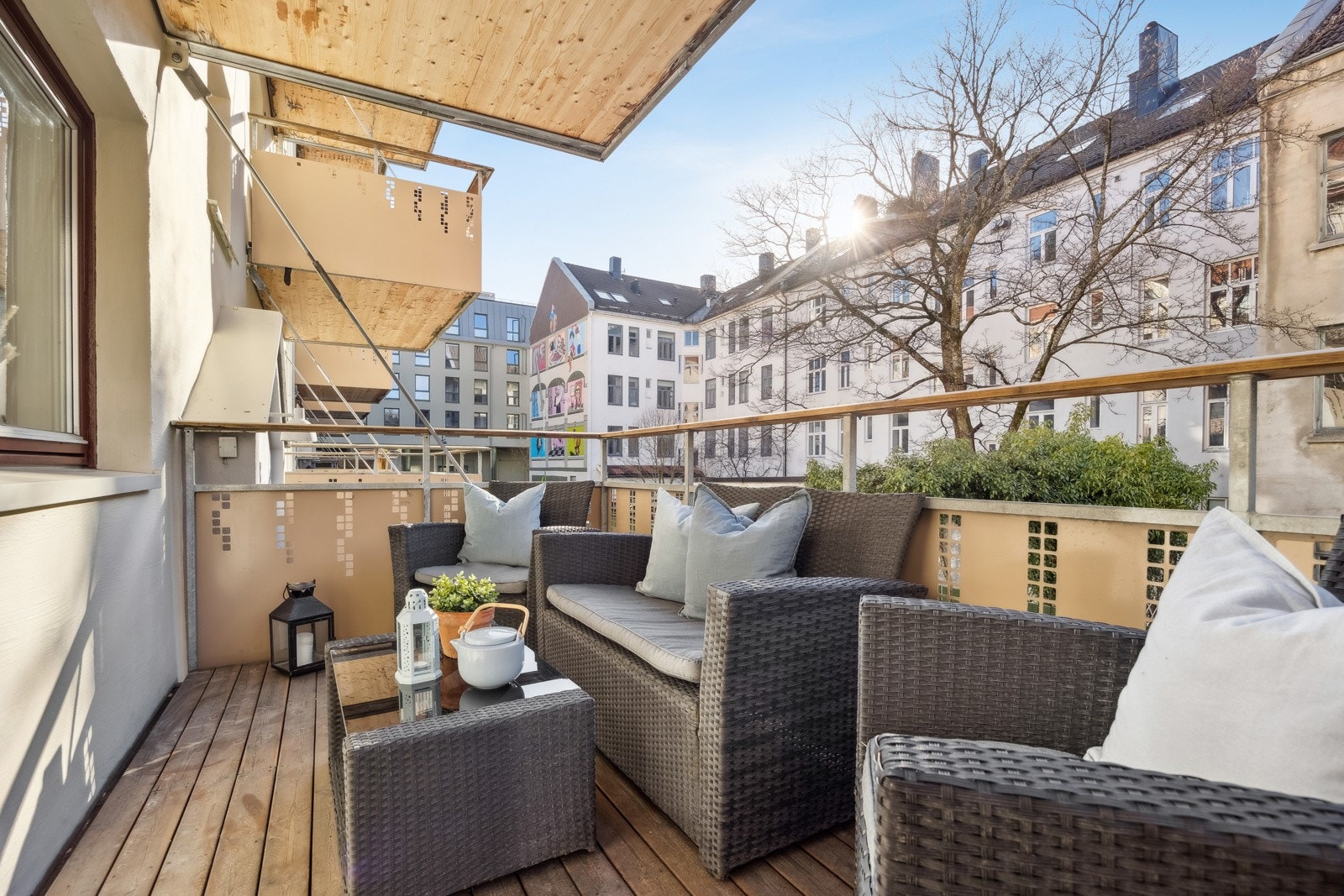 Balkongen måler 8 kvm. og har god plass til å møblere med ønsket utemøblement. Galleribilde