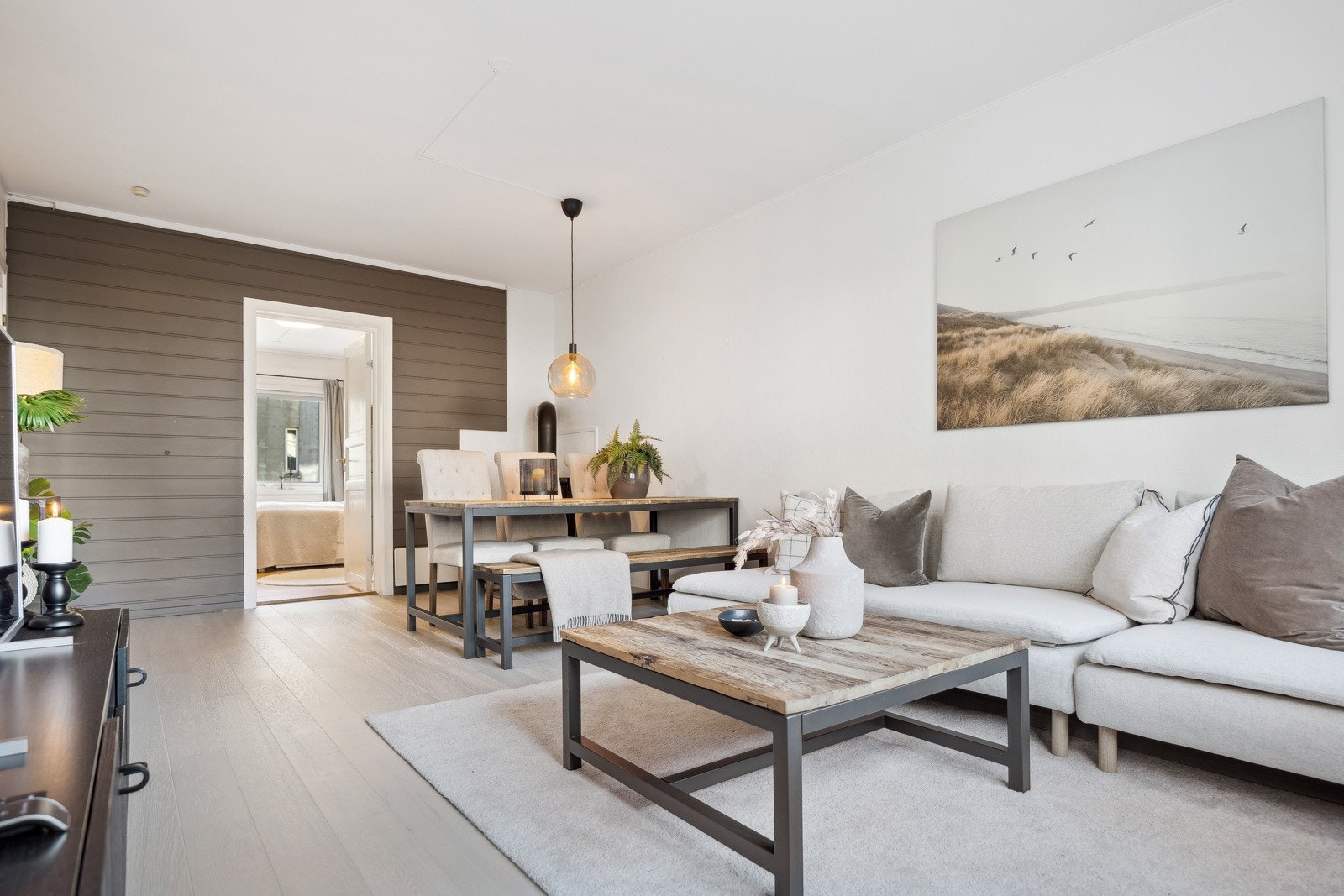 Stuen er malt i moderne farger, som setter et fint preg over leiligheten. Galleribilde