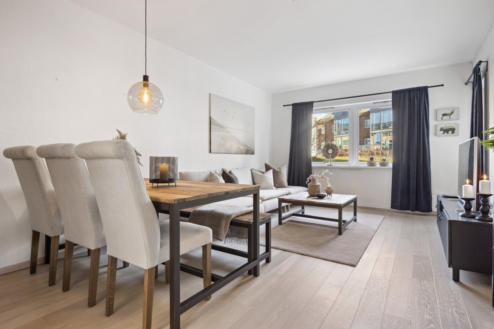 Stuen kan enkelt innredes med både spisebord og sofagruppe - uten at det oppleves rotete. Galleribilde