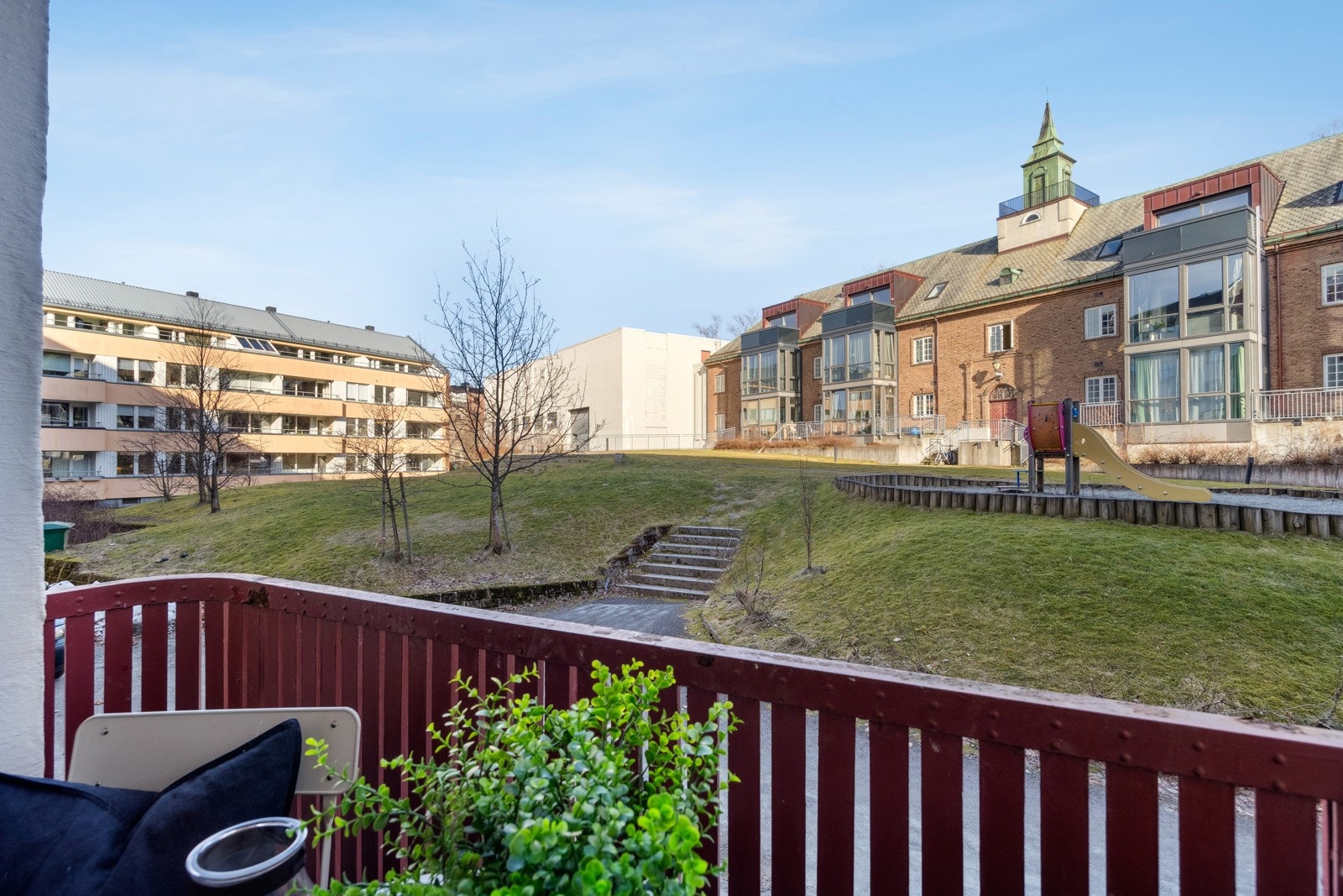 Fra stuen har man utgang til en balkong som enkelt kan møbleres med ønsket utemøblement. Galleribilde