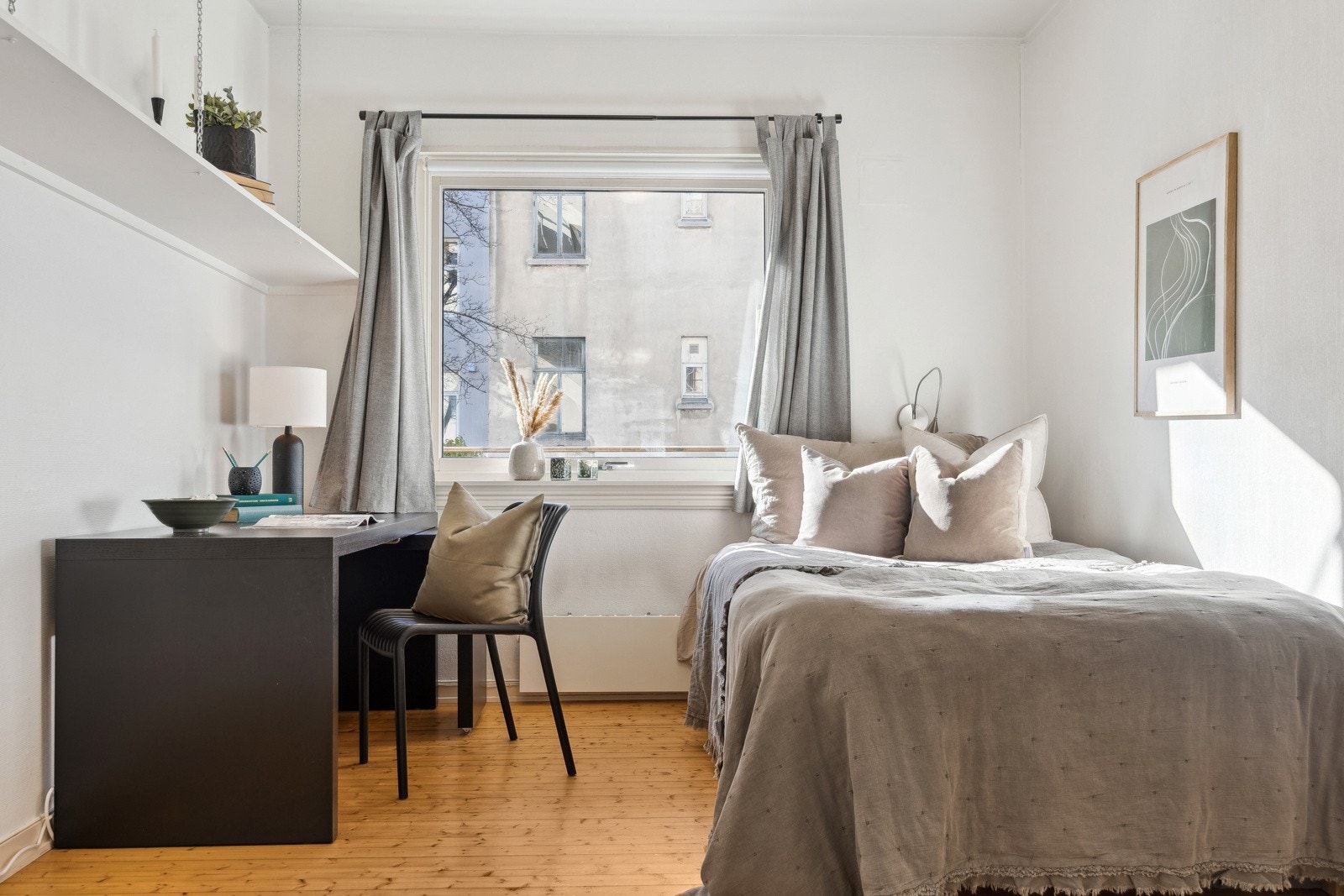 Soverom 2 måler 12 kvm., og har god plass til det man måtte ønske av møblement. Galleribilde