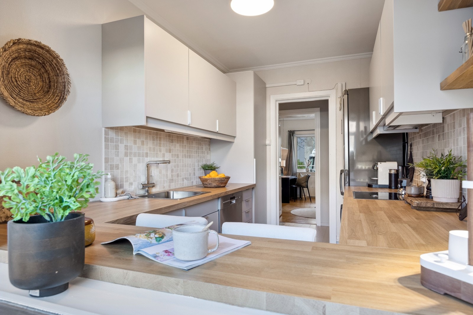 Kjøkkenet har glatte fronter og er utstyrt med integrert stekeovn, platetopp og oppvaskmaskin. Galleribilde