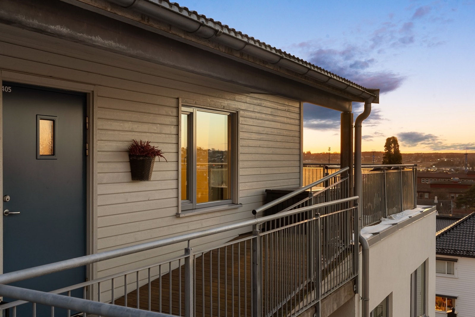 Enkel adkomst til terrassen fra utsiden. Galleribilde