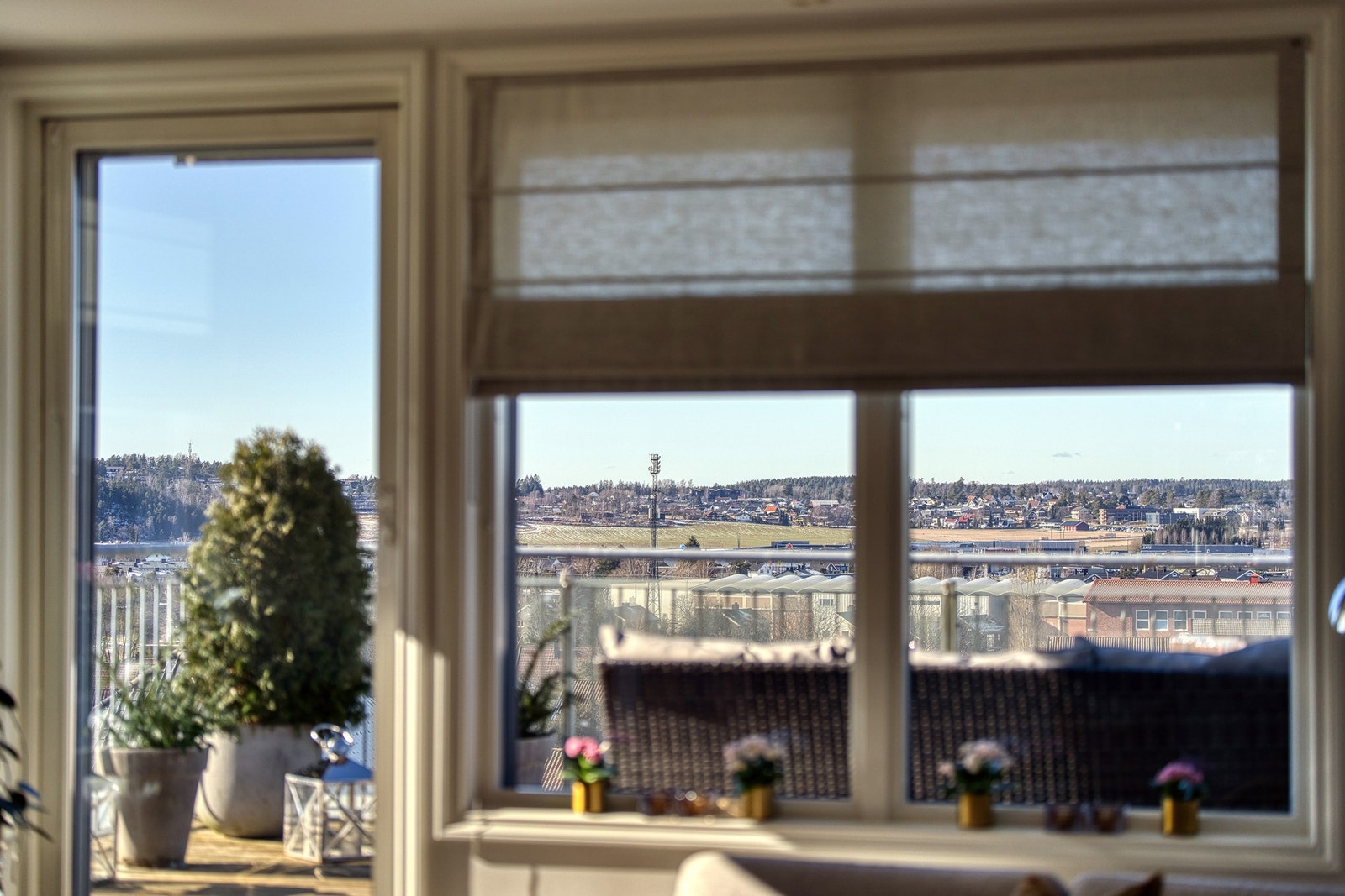 I stuen er det manuelle screens på vinduer og dører. Galleribilde