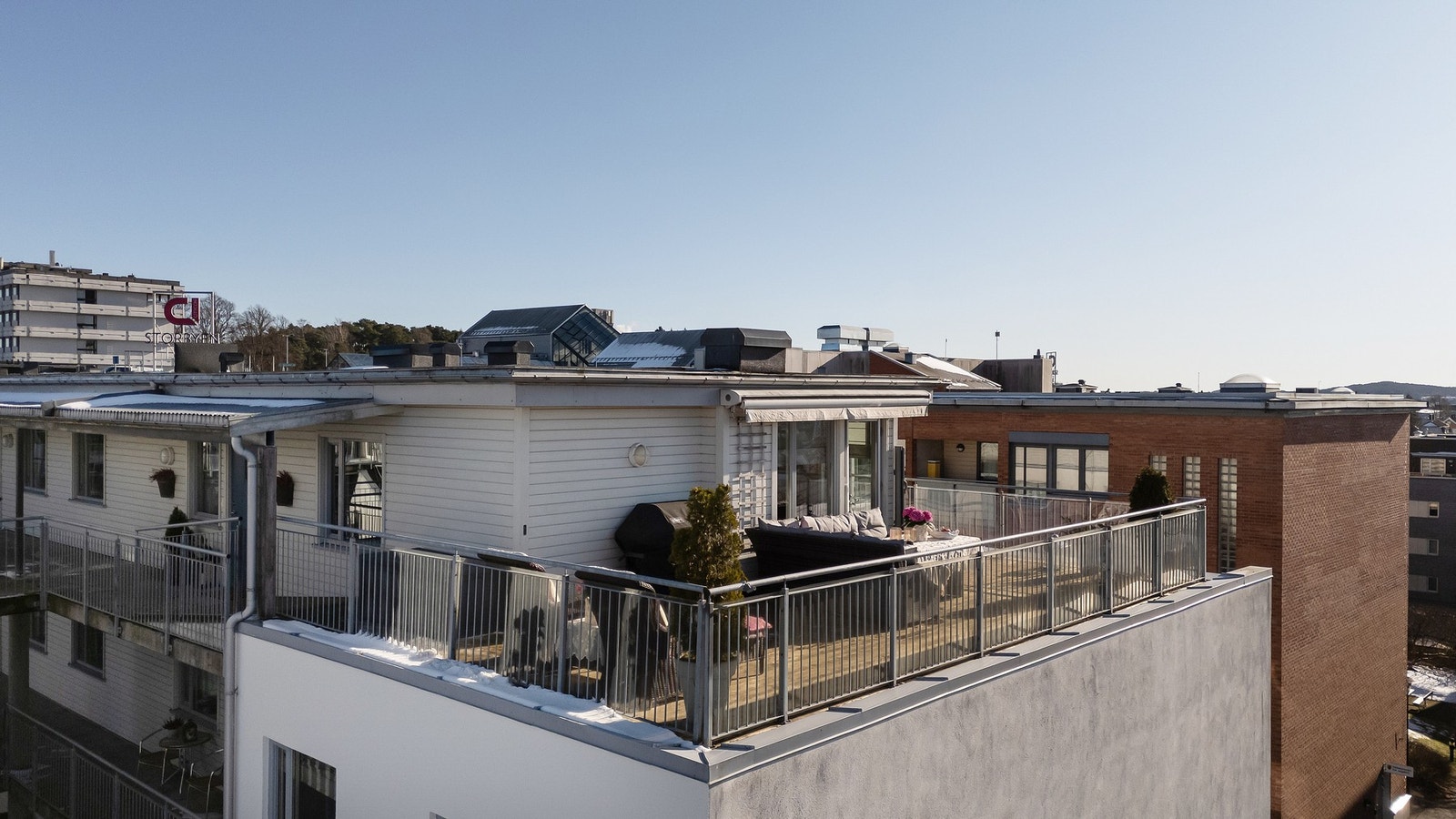 Terrassen er på hele 35 kvm. og har gode solforhold. Galleribilde