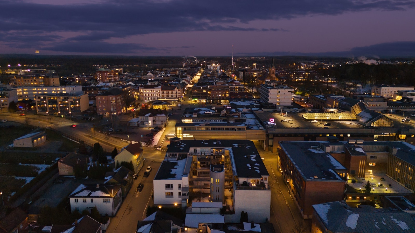 Det er ca. 100 meter til gågata fra leiligheten. Galleribilde